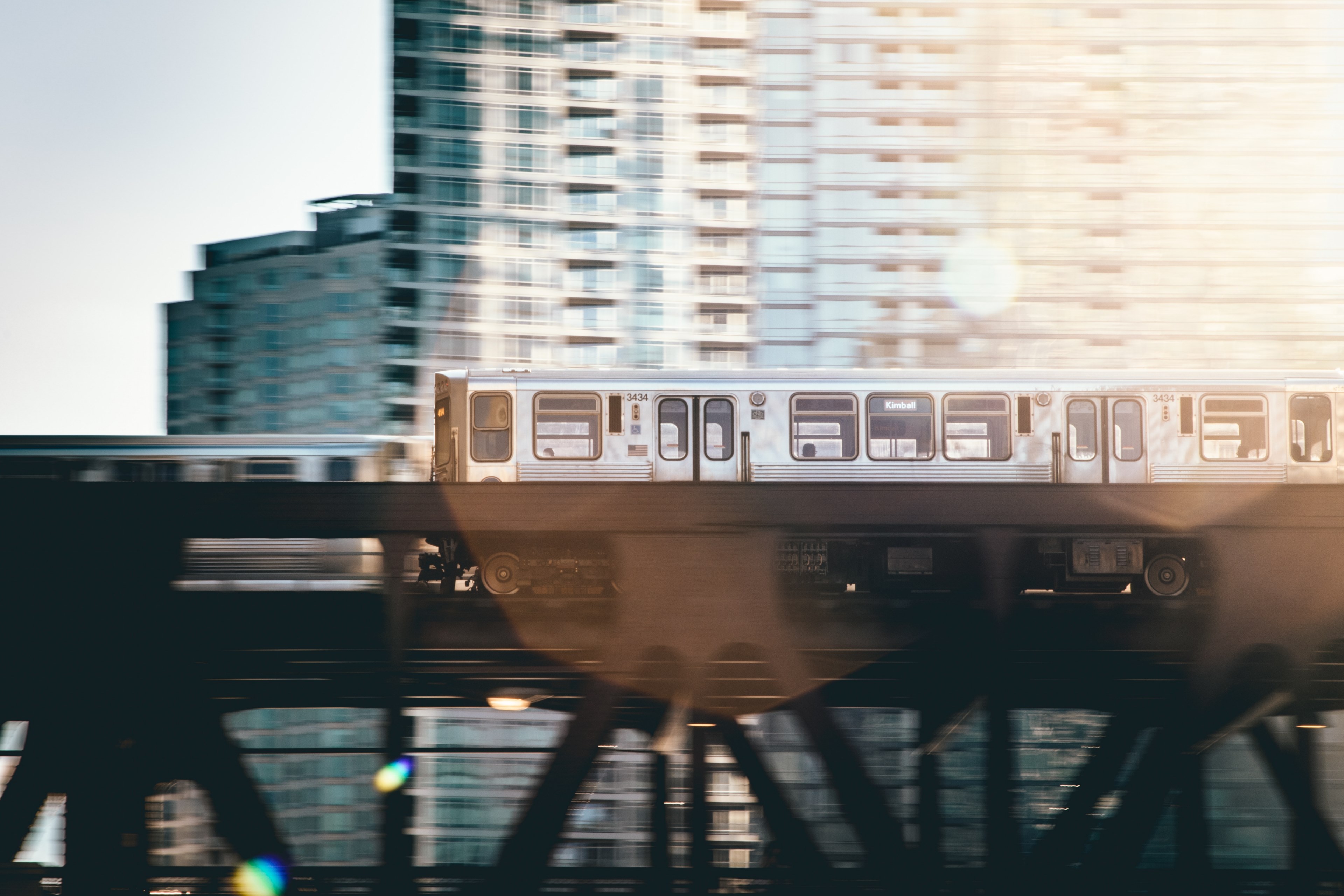 wide angle shot of an elevated train speeding through the chicago skyline, _chicago elevated train 4k, HD Wallpaper