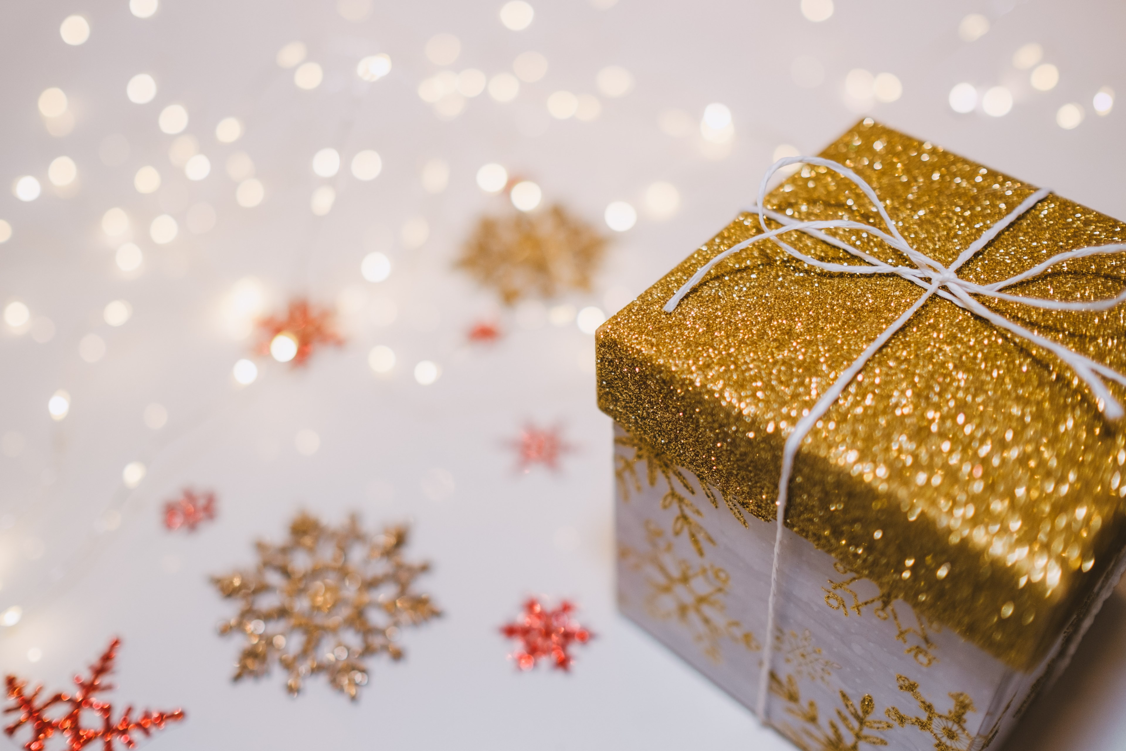 gold snowflake string and box 4k, HD Wallpaper