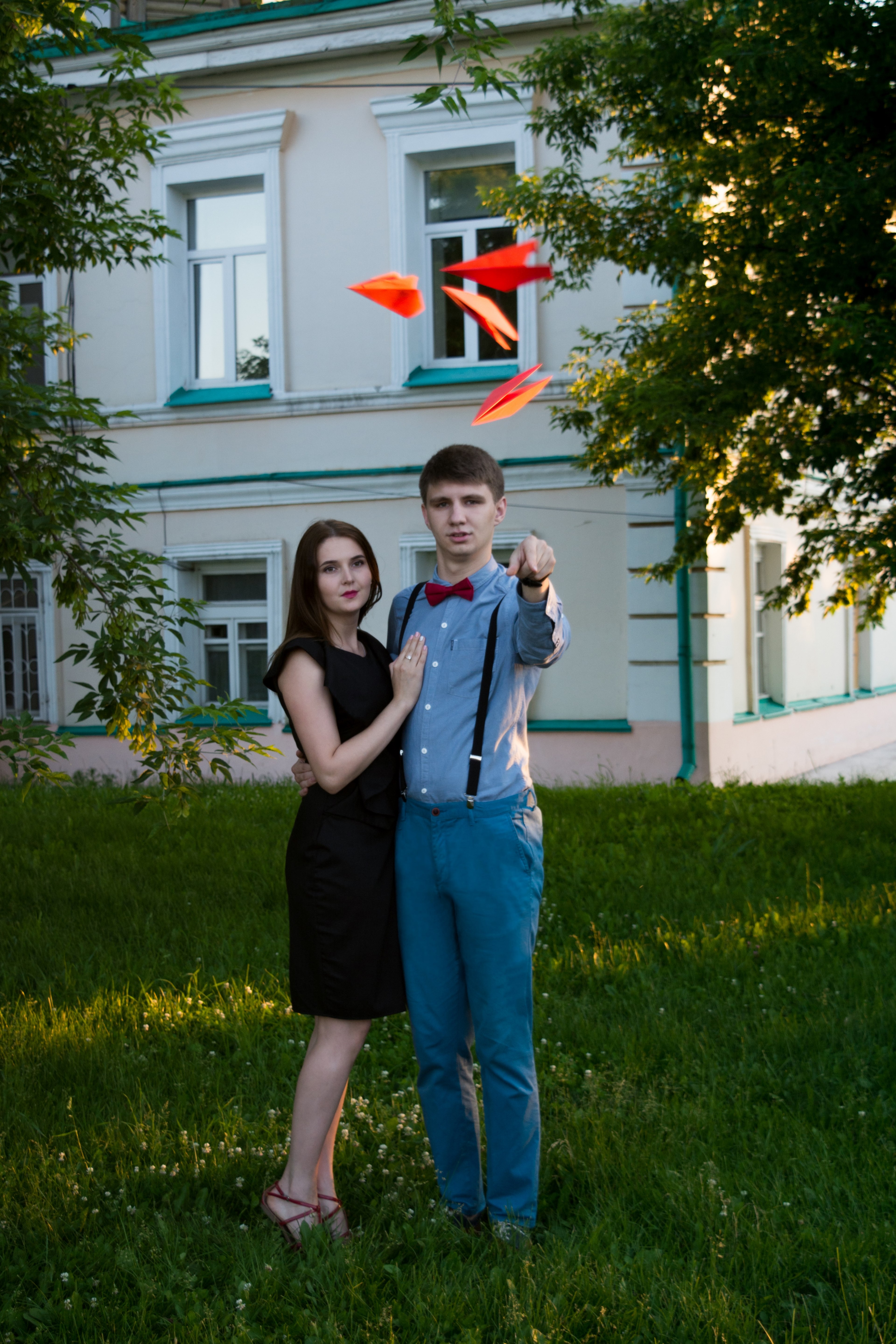 a couple embraces in the yard by a house throwing paper planes, throwing paper planes 4k, Phone HD Wallpaper
