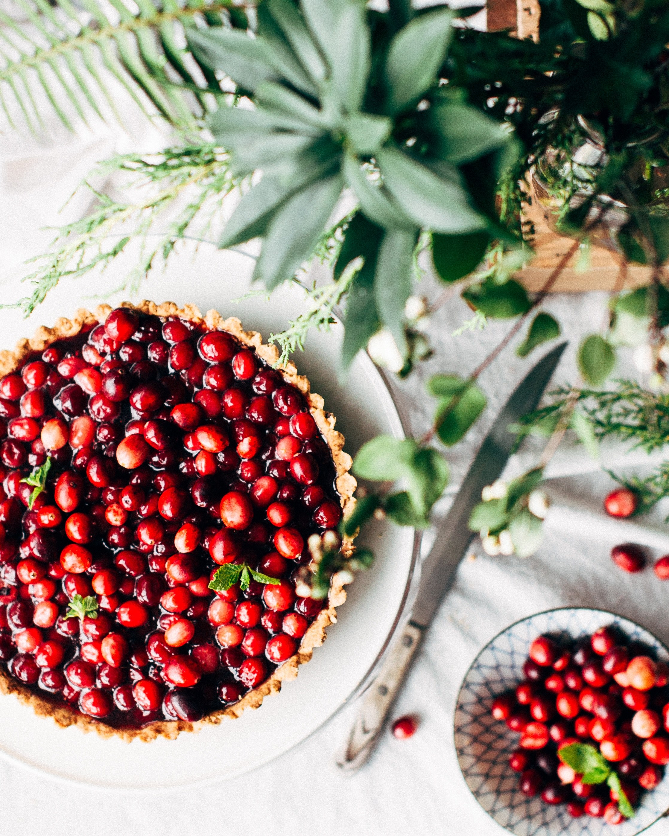 fresh cranberries in a homemade pie crust with berry garnish, rustic cranberry pie 4k, Phone HD Wallpaper