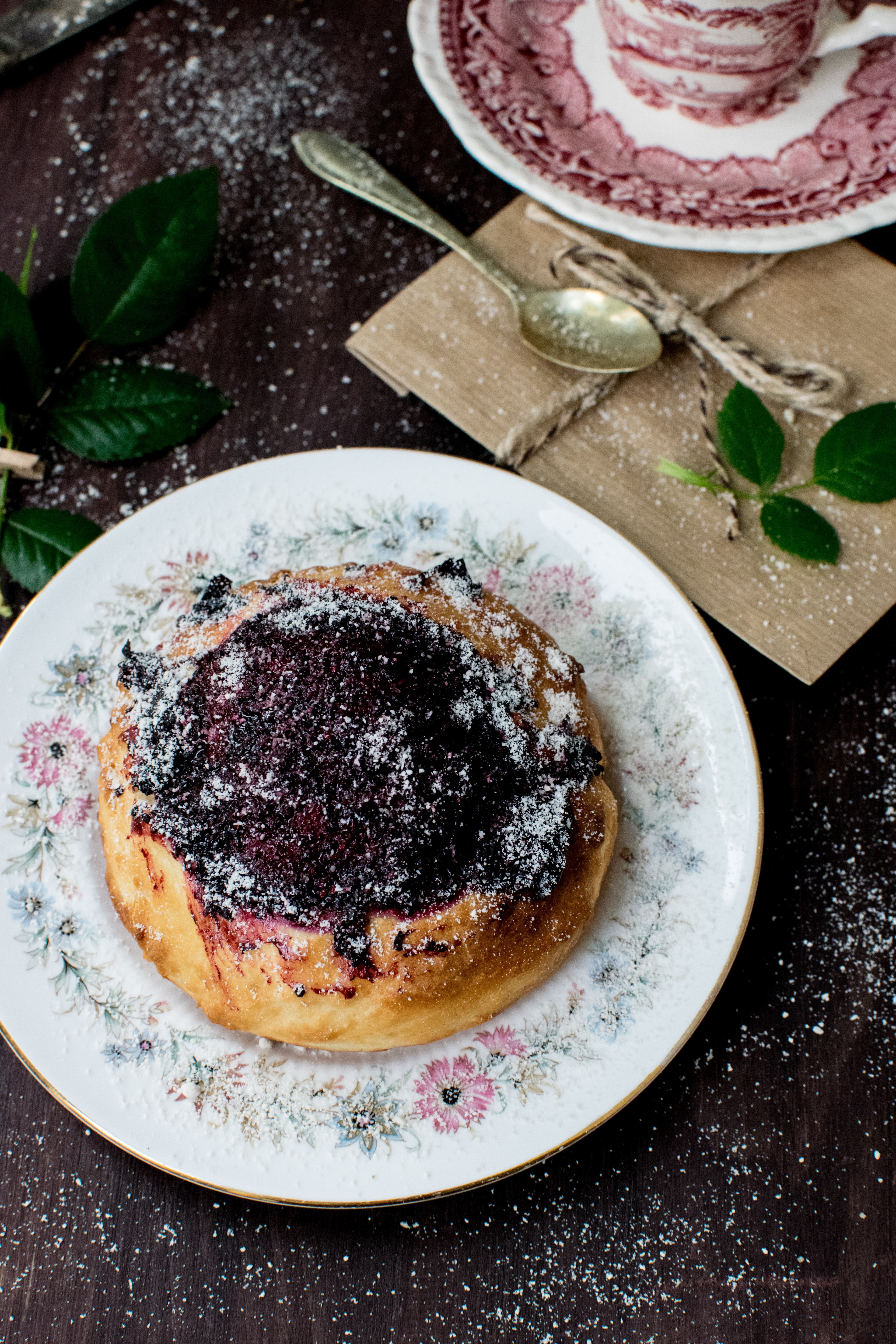 yeast bun with honey and blackcurrant jam 4k, Phone HD Wallpaper
