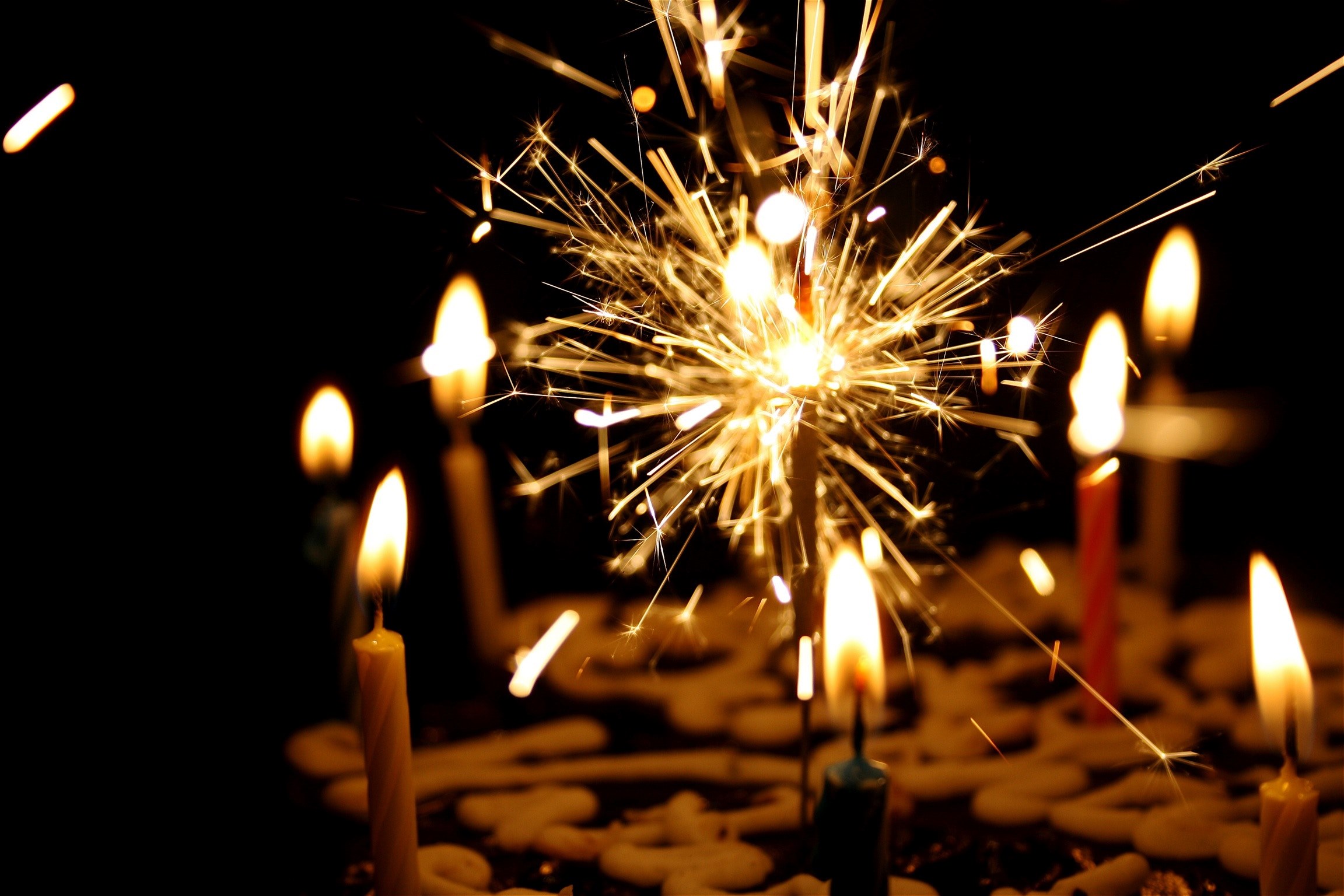 a birthday cake with candles and sparklers, birthday cake 4k, HD Wallpaper
