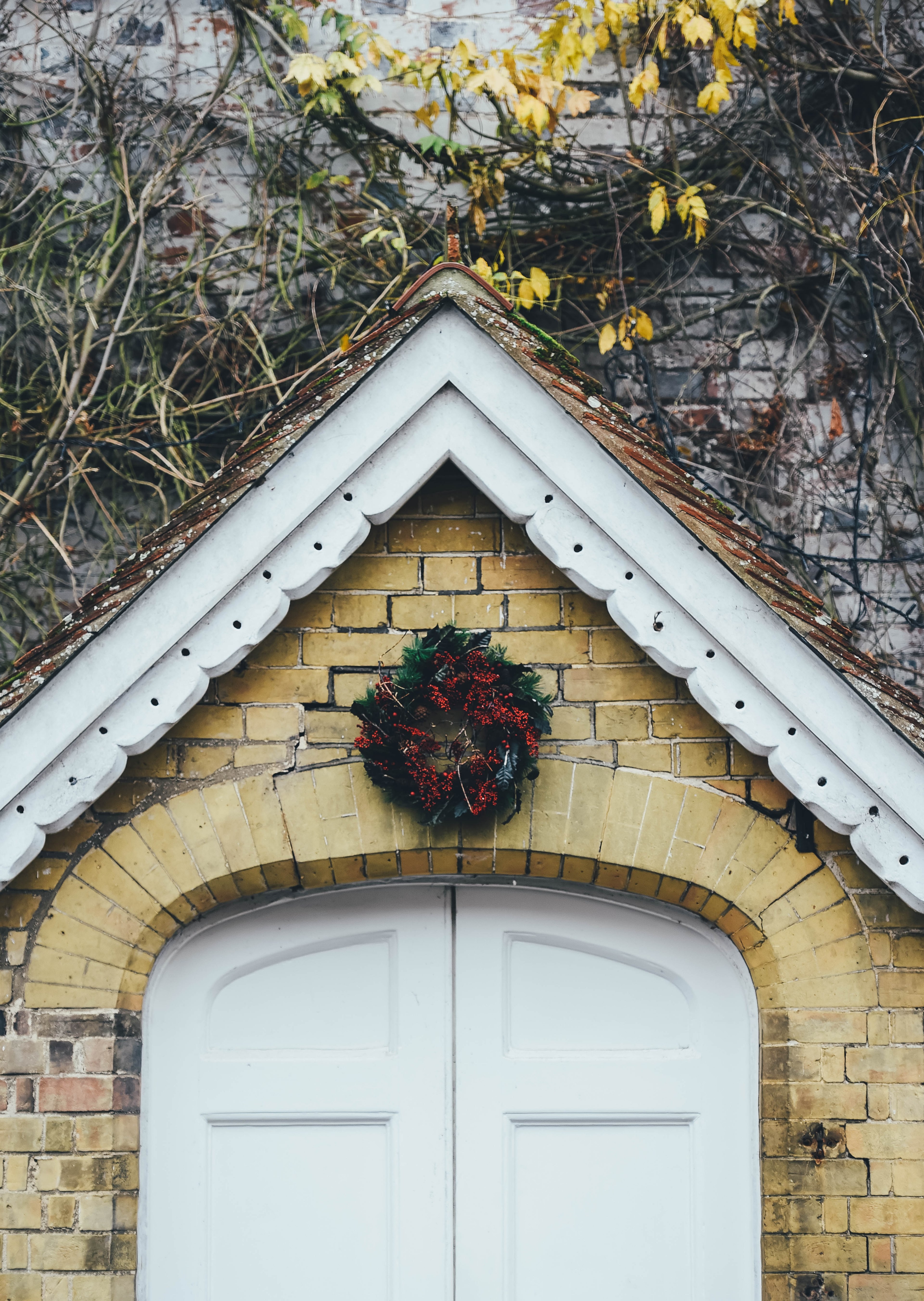 a shed with a wreath, _brick shed wreath 4k, Phone HD Wallpaper