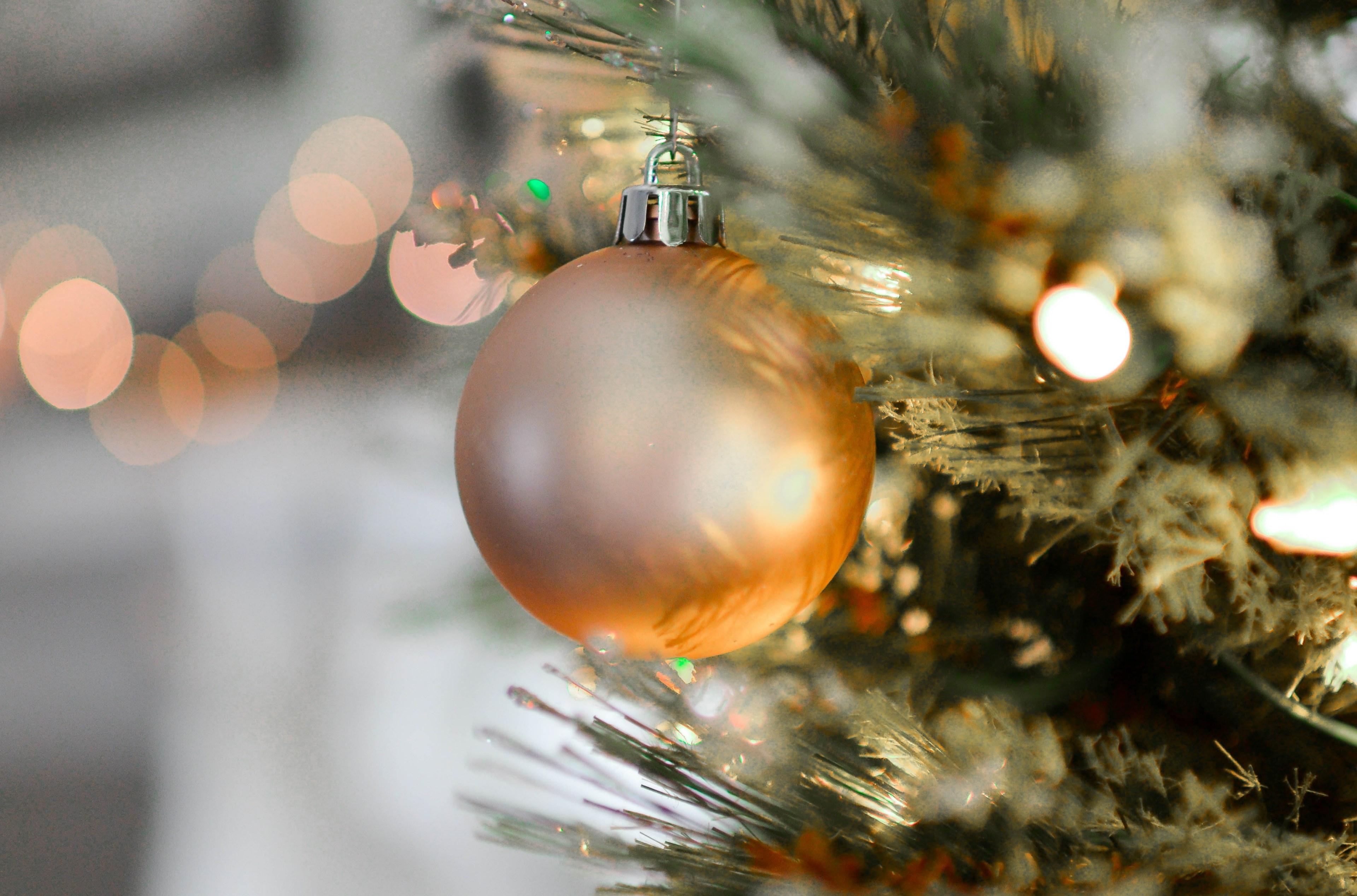bauble gold tree and lights 4k, HD Wallpaper