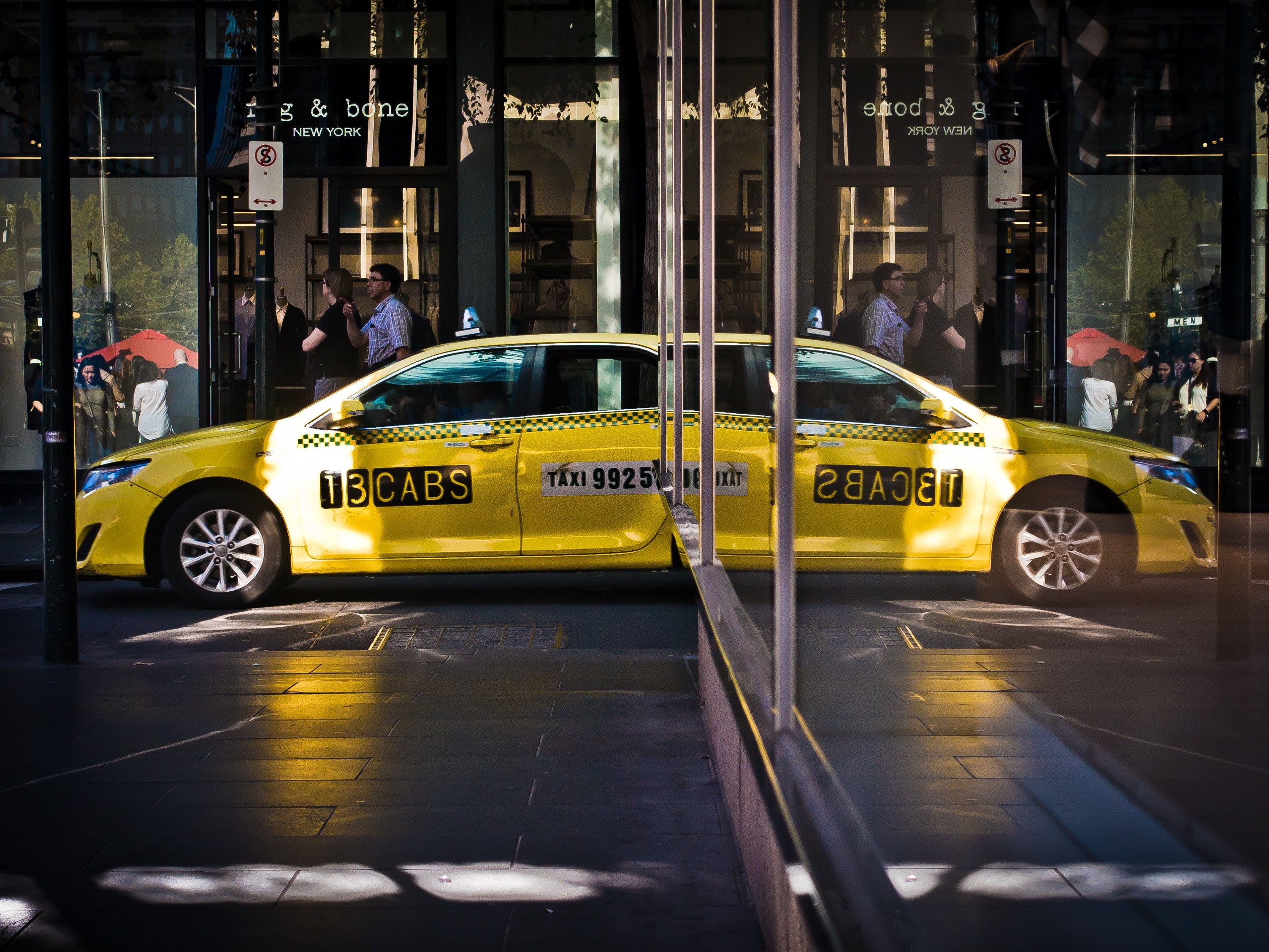reflection of the damaged yellow cab in the shop windows in little bourke street, yellow cab reflection in shop windows 4k, HD Wallpaper