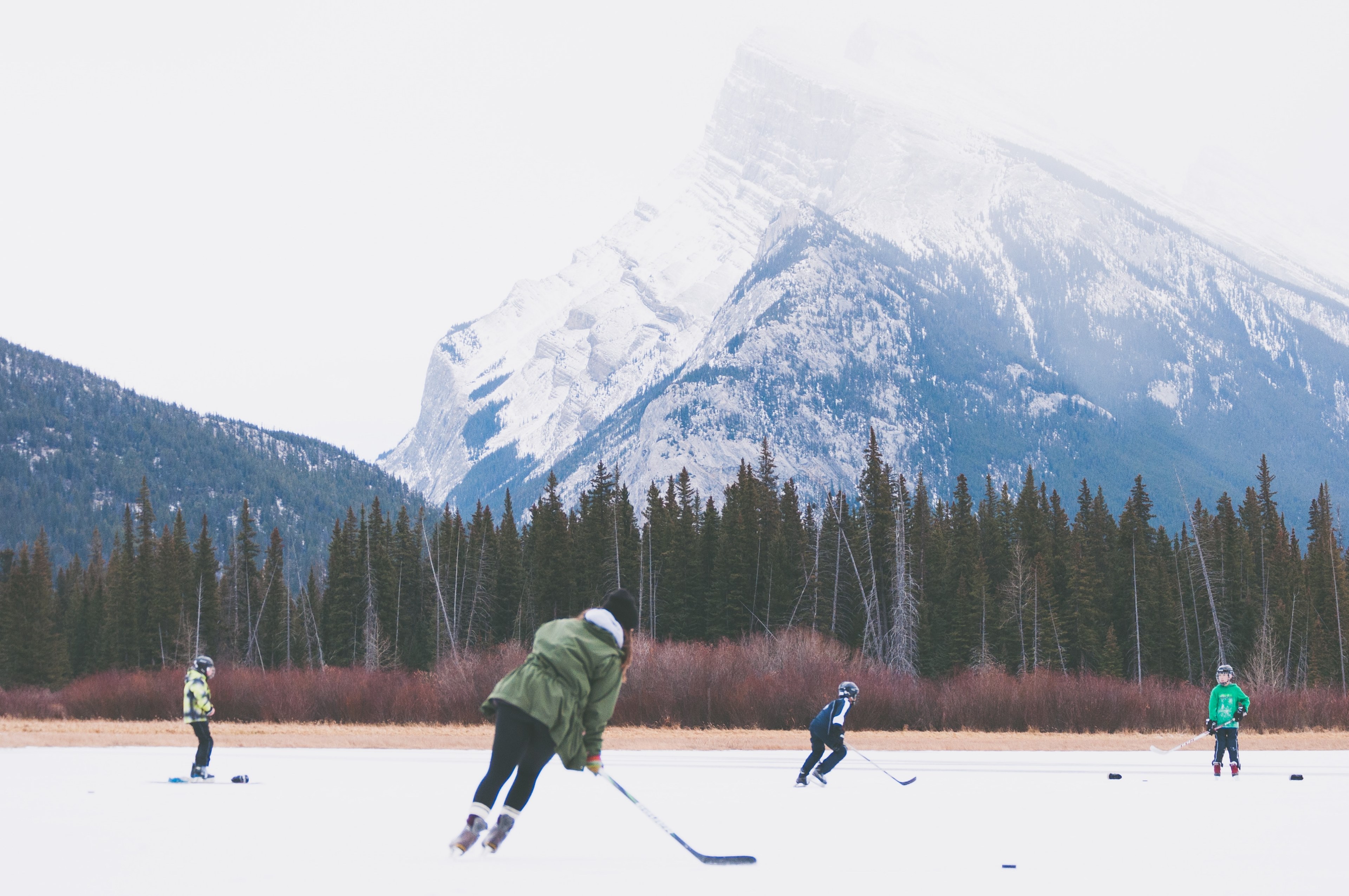 children playing ice hockey in banff national park, children playing ice hockey 4k, HD Wallpaper