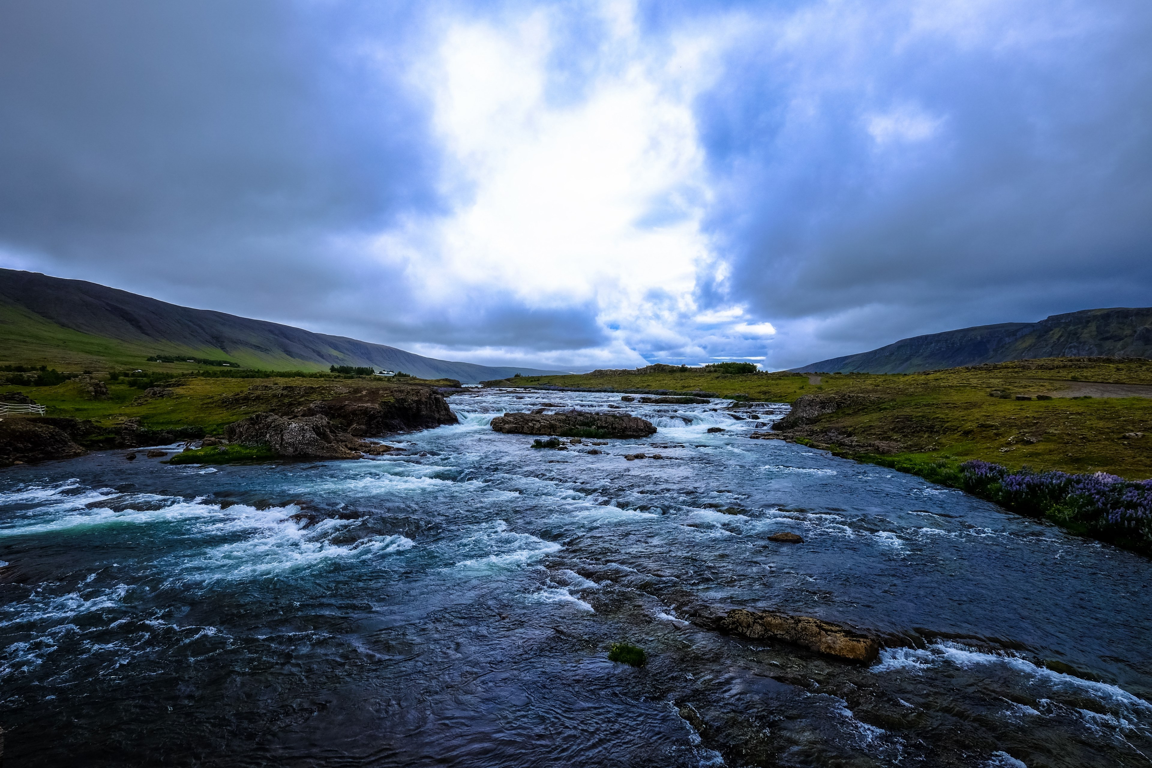 river flows free 4k, HD Wallpaper
