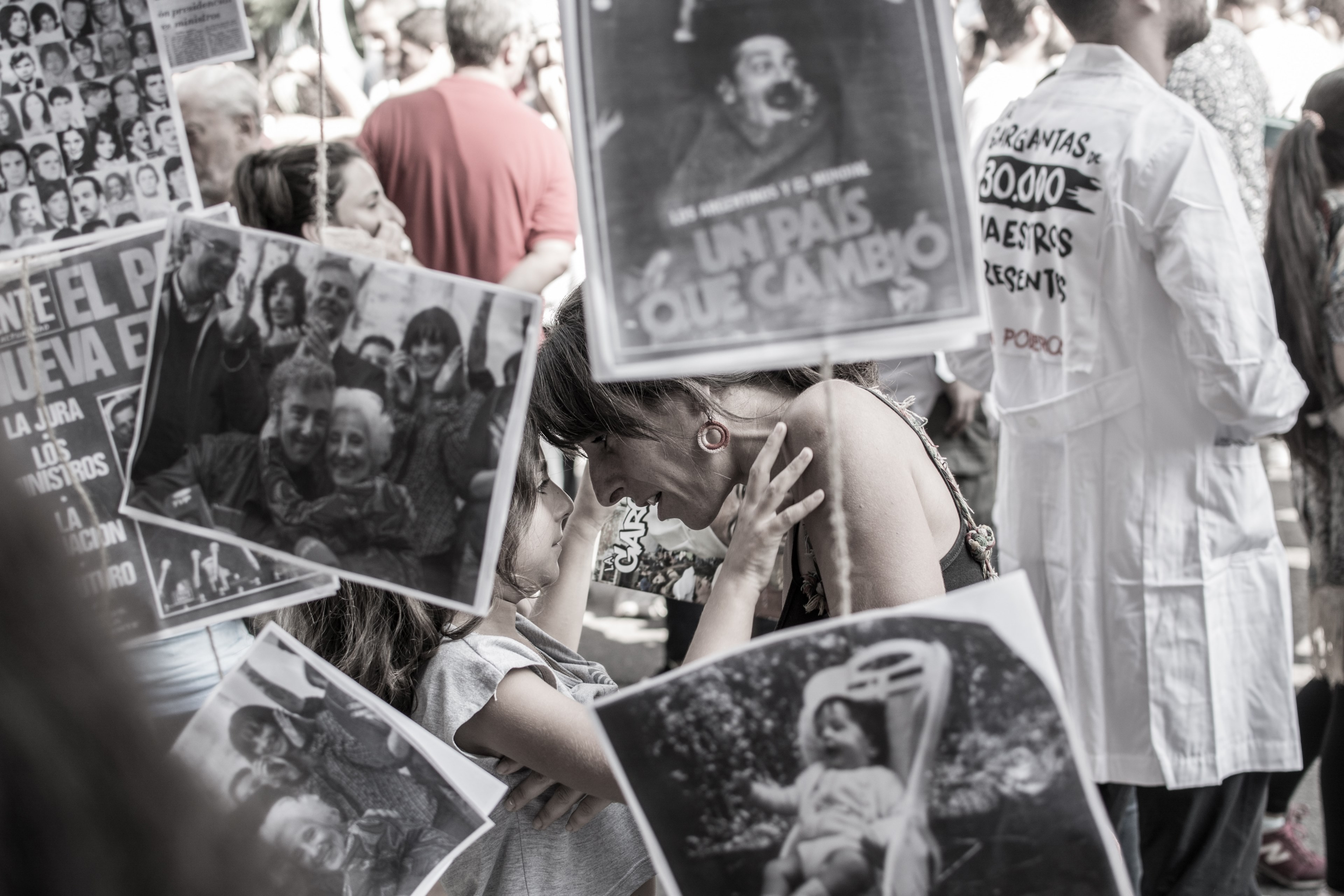 a mother speaks to her daughter in a crowd full of protest signs in buenos aires, madres mothers 4k, HD Wallpaper