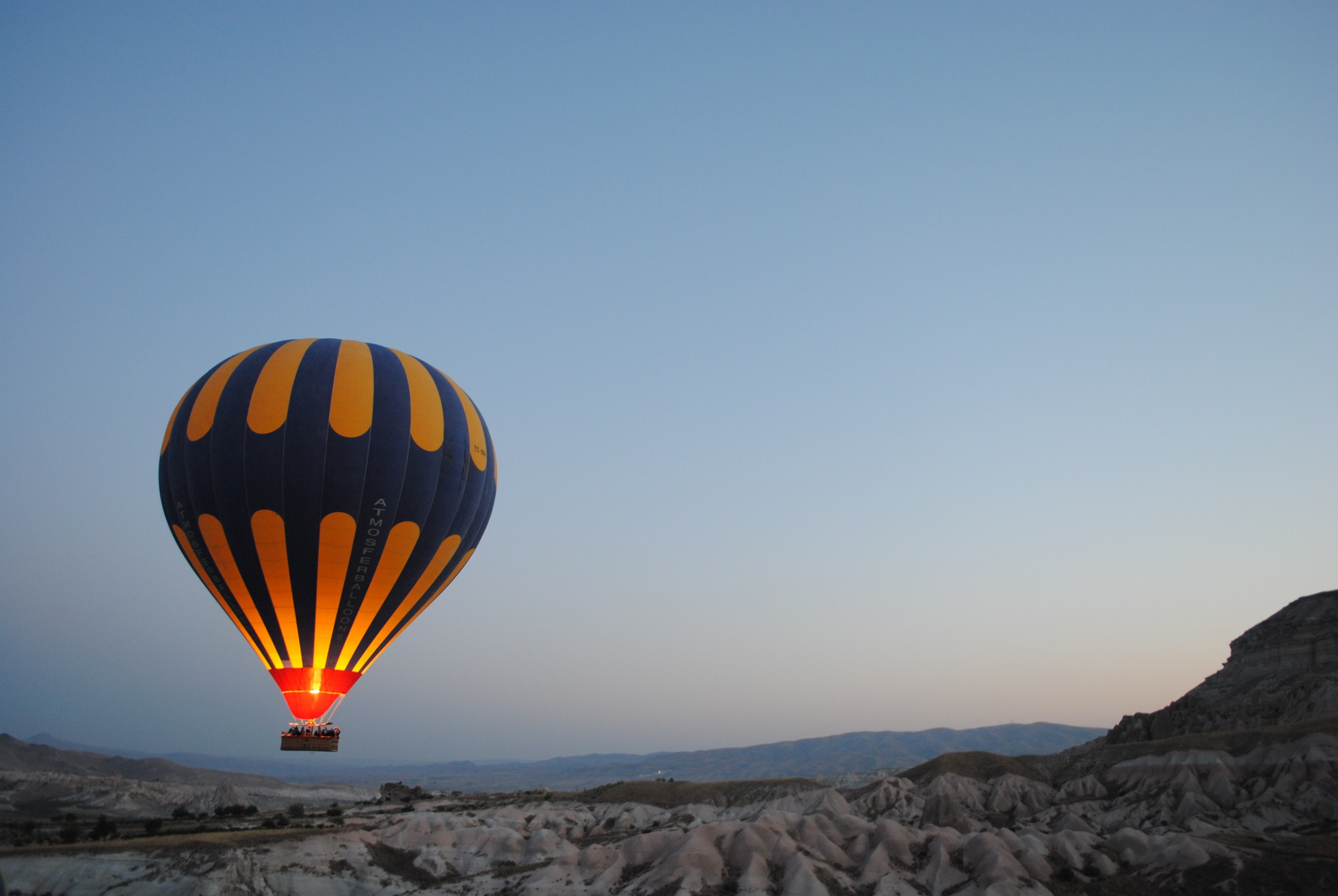 hot air balloon floats over a mountain landscape at dusk, hot air balloon at dusk 4k, HD Wallpaper