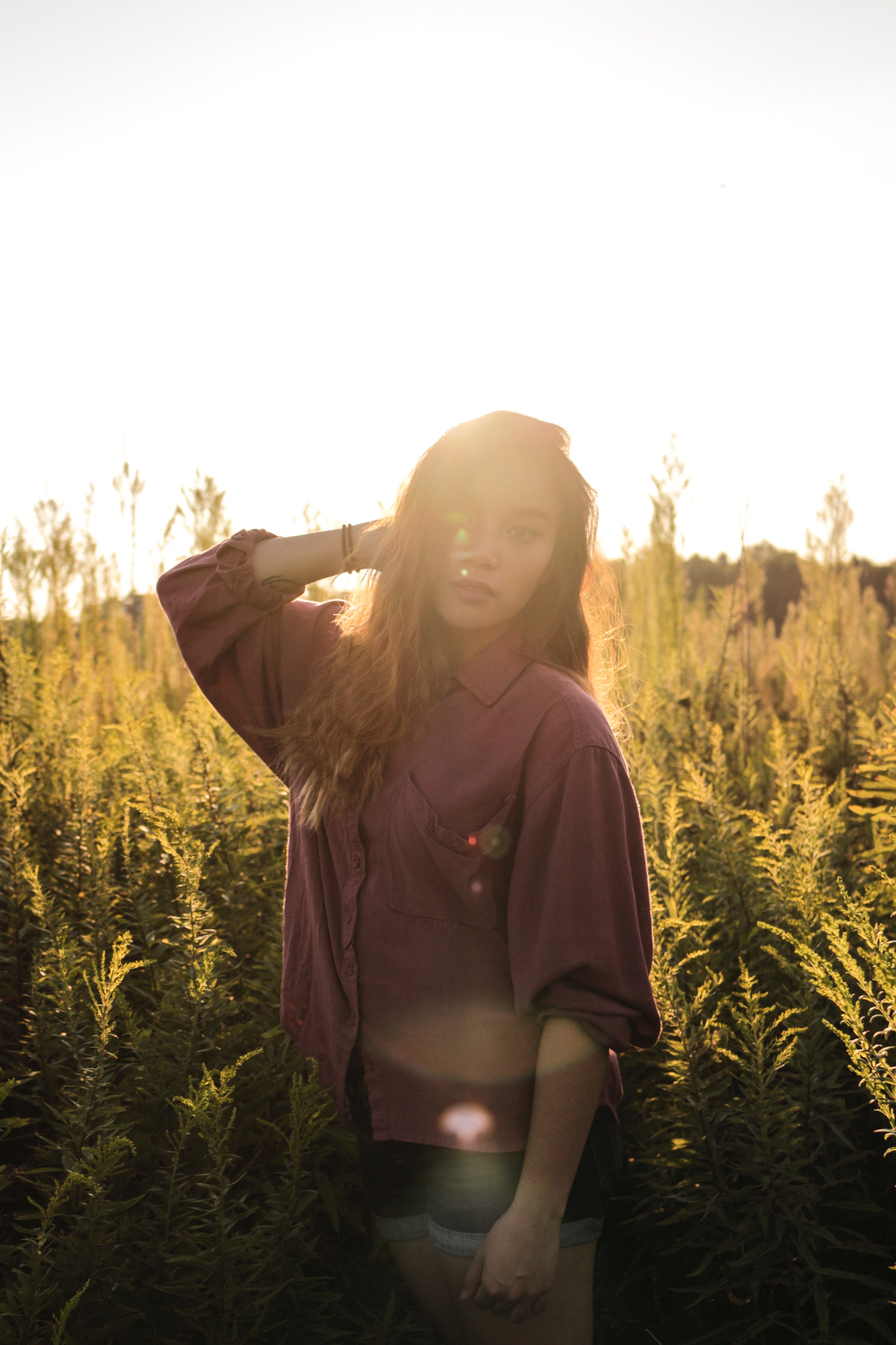 sun shining behind a woman modeling country chic clothes in a field, golden hour 4k, Phone HD Wallpaper