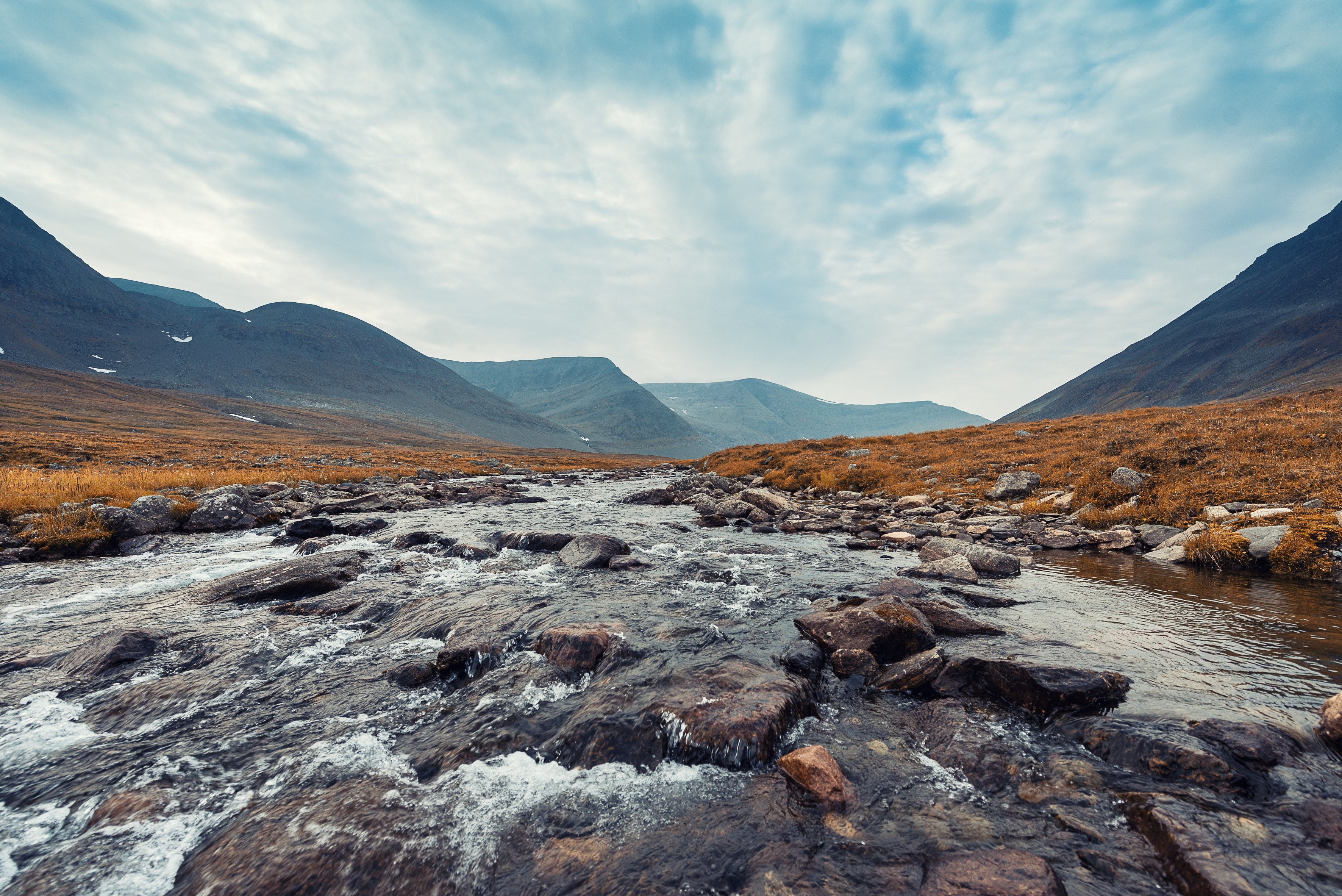 a stream flowing on a rocky bed in the middle of a mountain valley in treriksrset, treriksrset 4k, HD Wallpaper