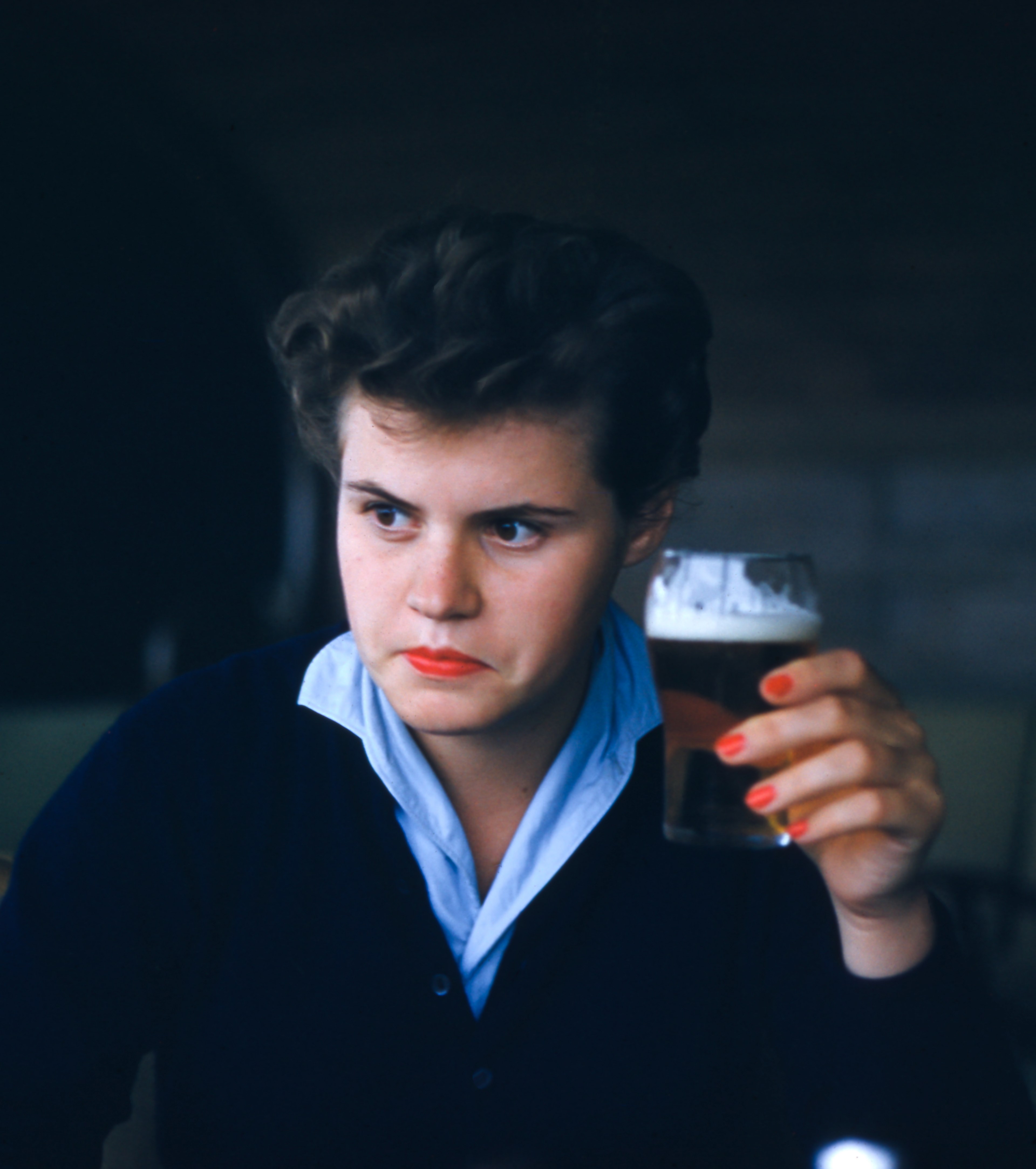 person holding a beer frowns after a sip, tasting beer 4k, Phone HD Wallpaper