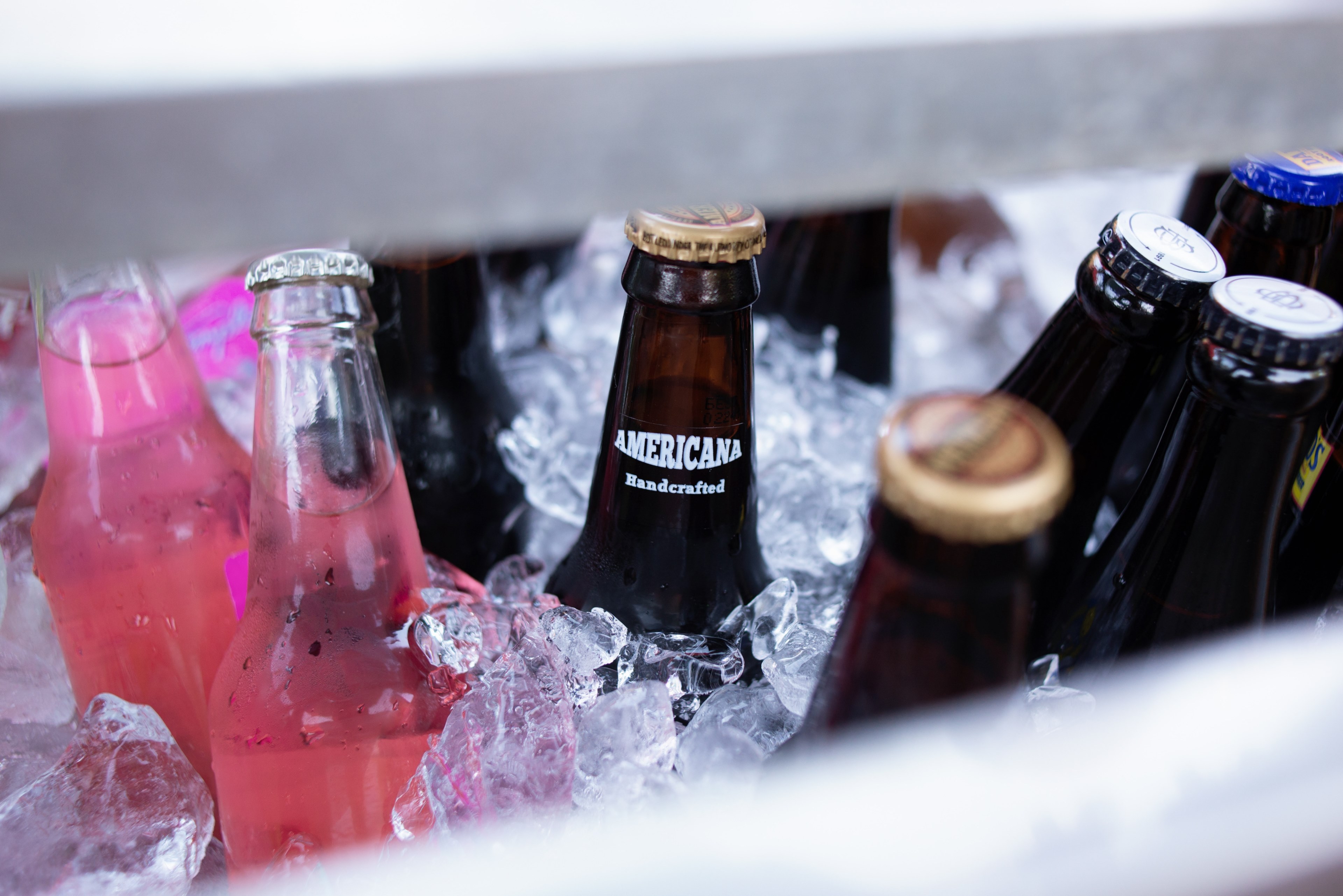 macro view of american handcrafted refreshing beer with bottle caps in ice in clinton, macro view of beer in ice 4k, HD Wallpaper