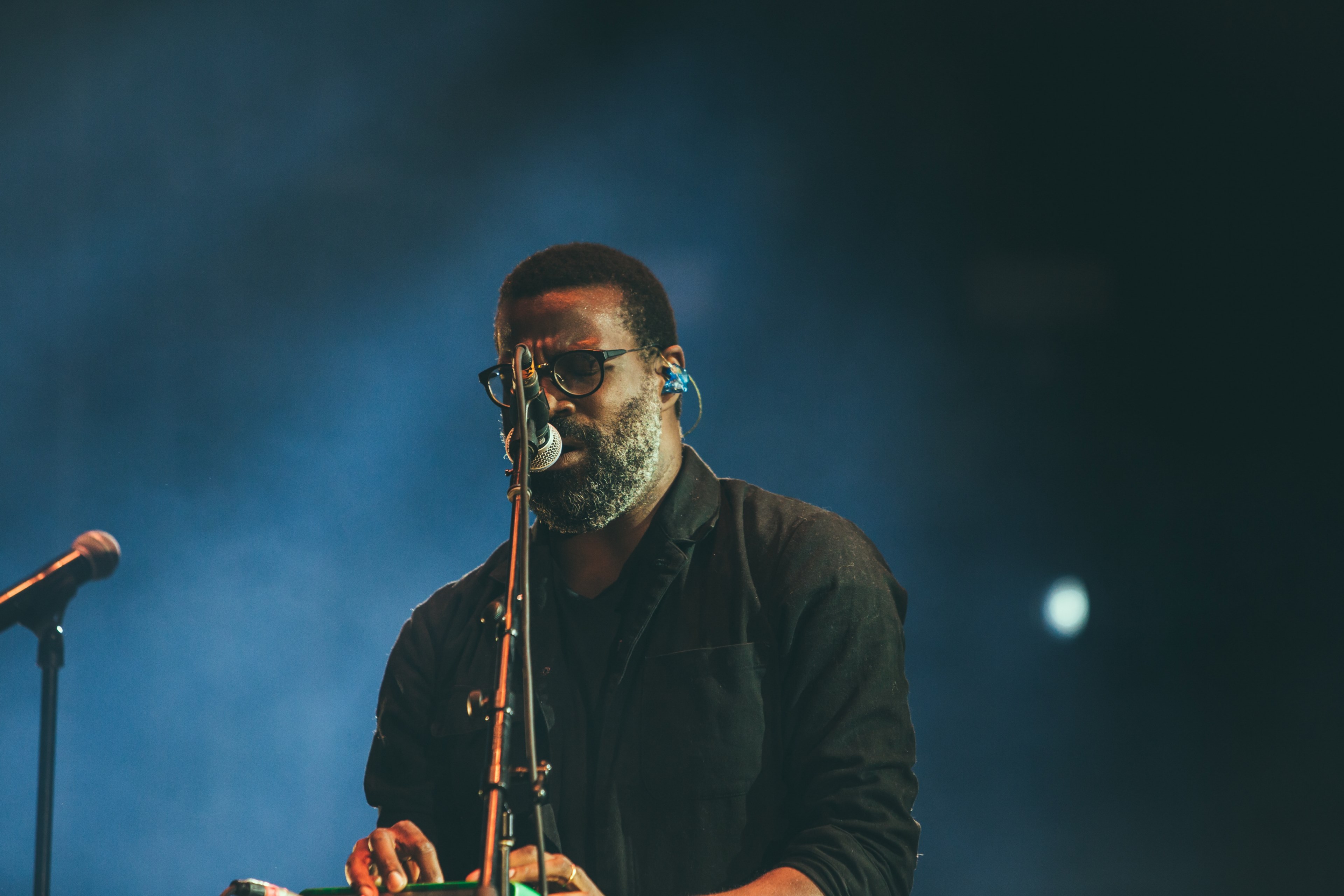 a musician singing at a microphone at a gig, singer at gig 4k, HD Wallpaper