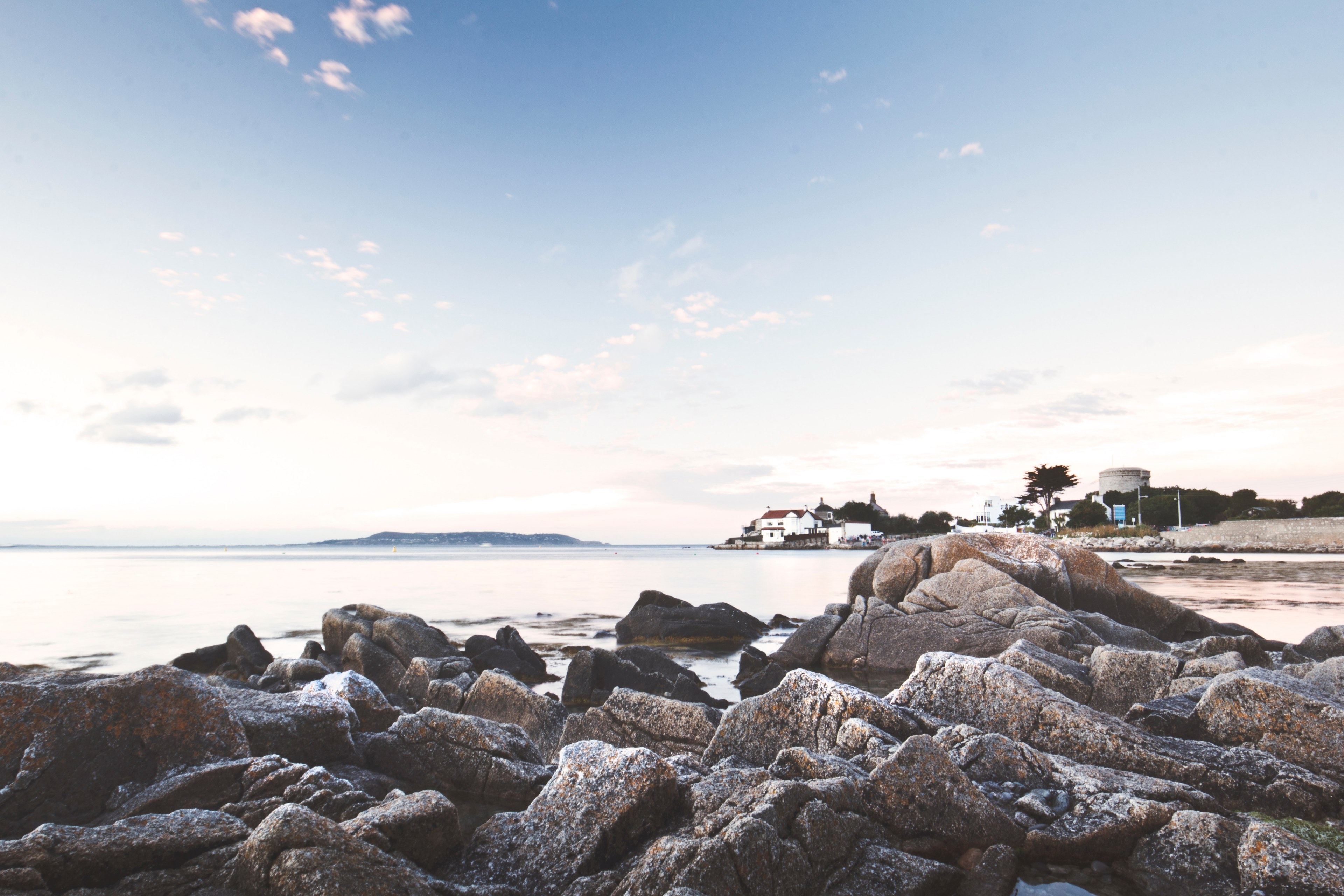 coastal houses viewed from a rocky shore at dn laoghaire, rocky shore 4k, HD Wallpaper