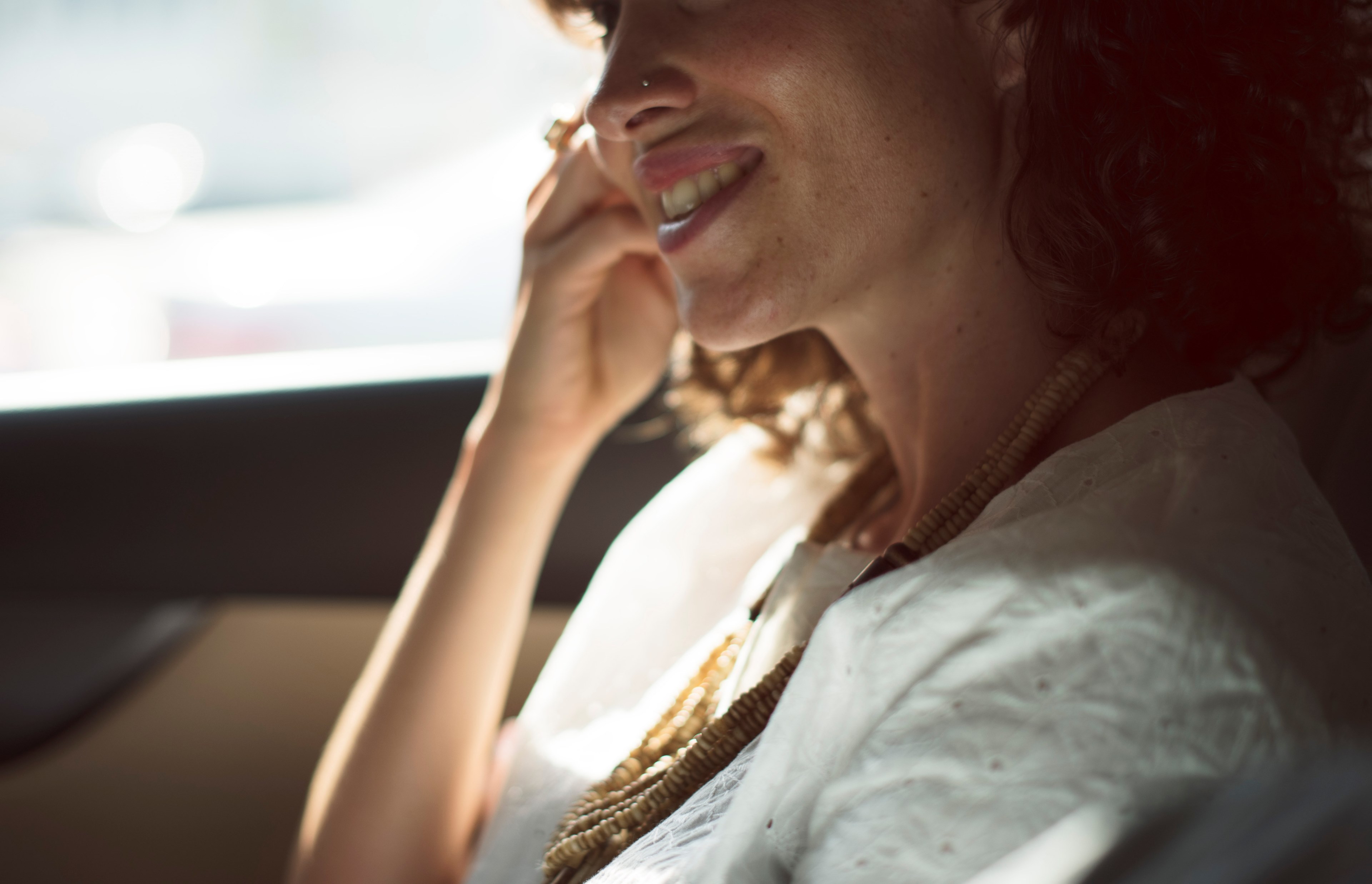 close up of a seated smiling woman, smiling passenger 4k, HD Wallpaper
