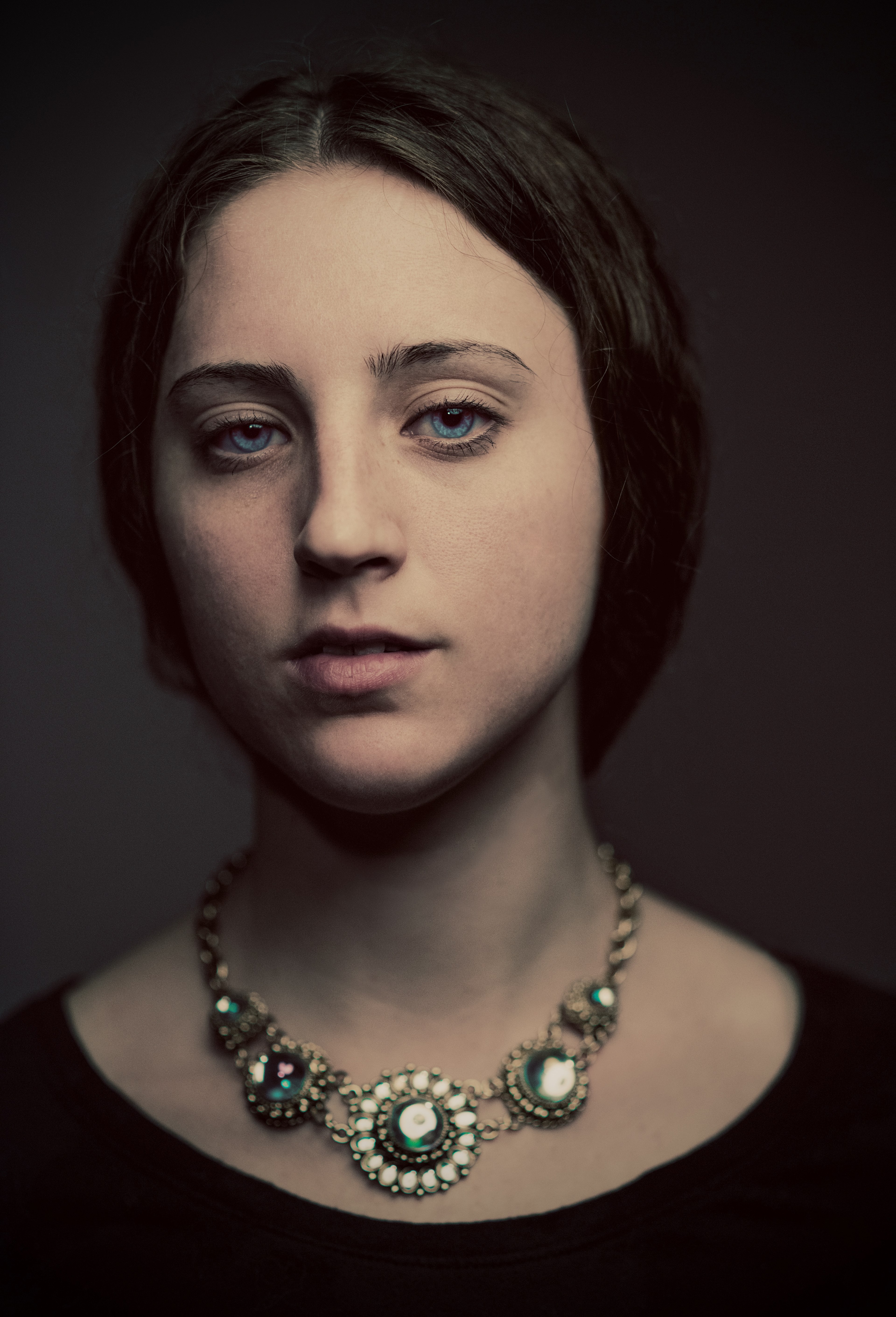portrait of a woman in a vintage jeweled necklace, painting 4k, Phone HD Wallpaper