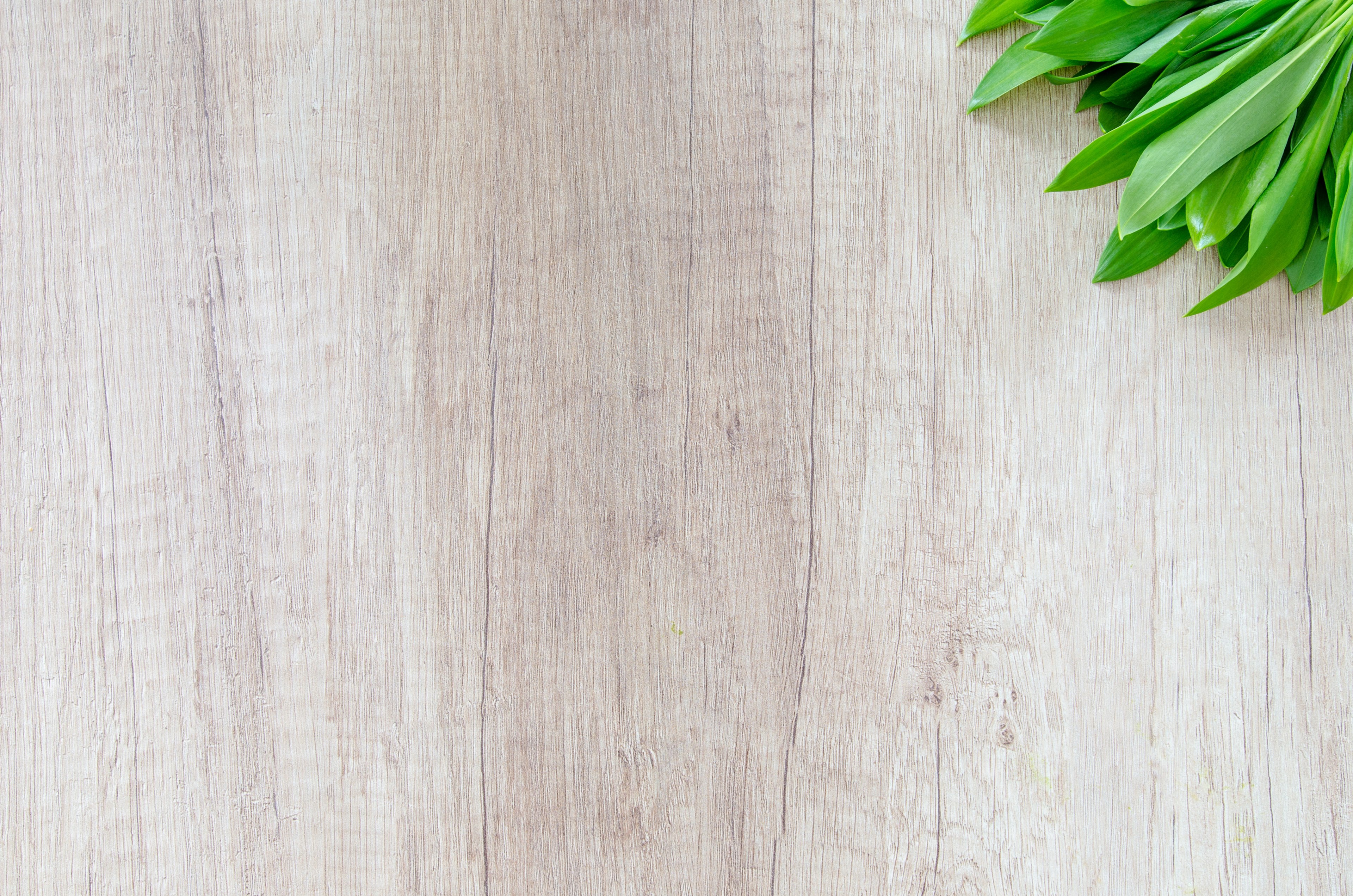 fresh wood garlic on wood 4k, HD Wallpaper