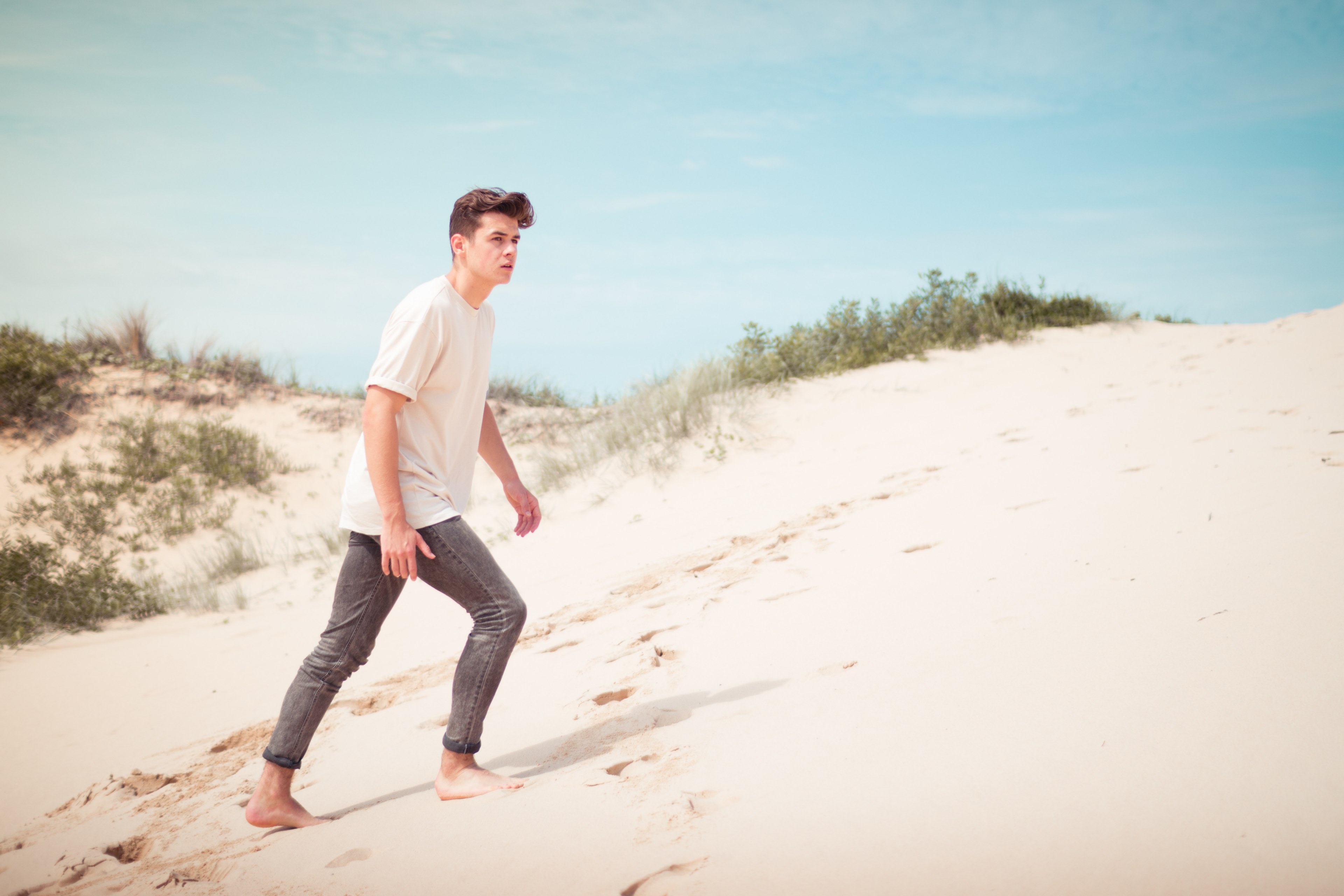 a man walking up sand dunes at a beach in newcastle, sand dunes 4k, HD Wallpaper