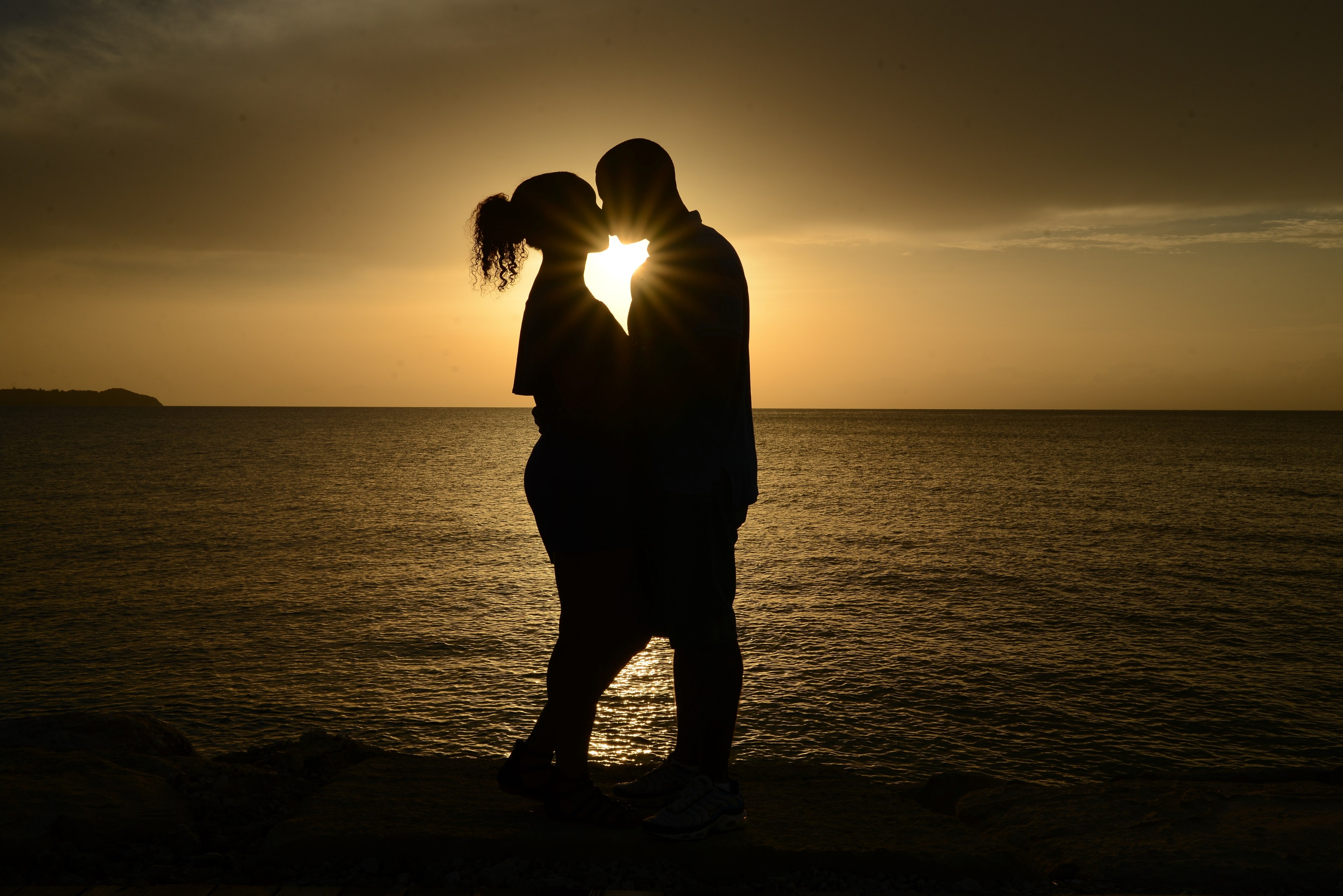 silhouette couple kiss and sunlight 4k, HD Wallpaper