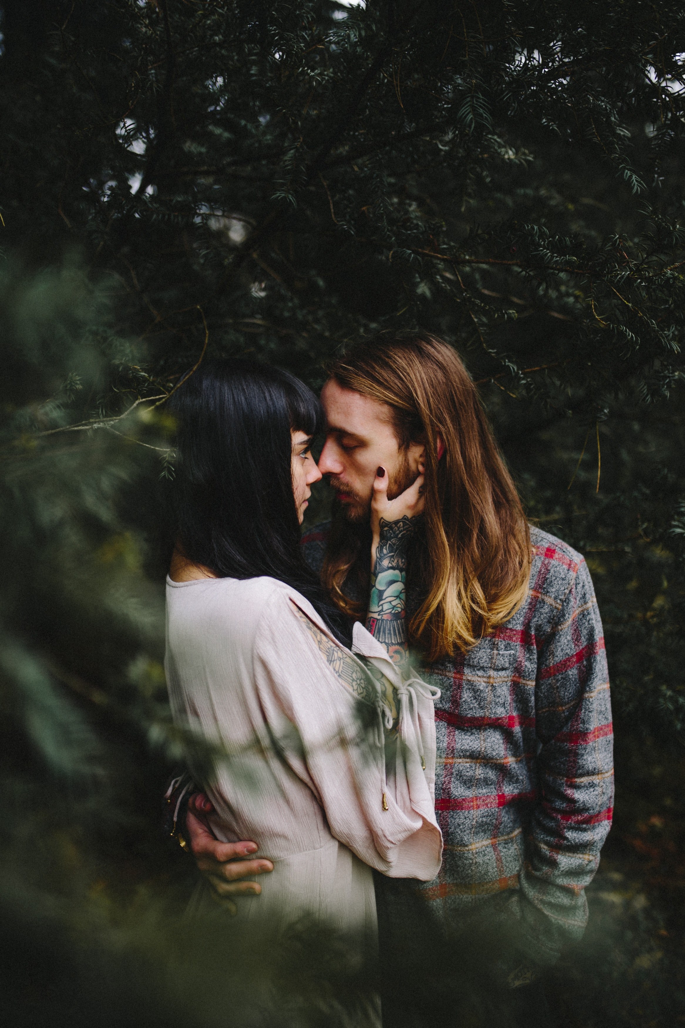 a woman and man with long hair embrace in westonbirts national arboretum, national arboretum embrace 4k, Phone HD Wallpaper