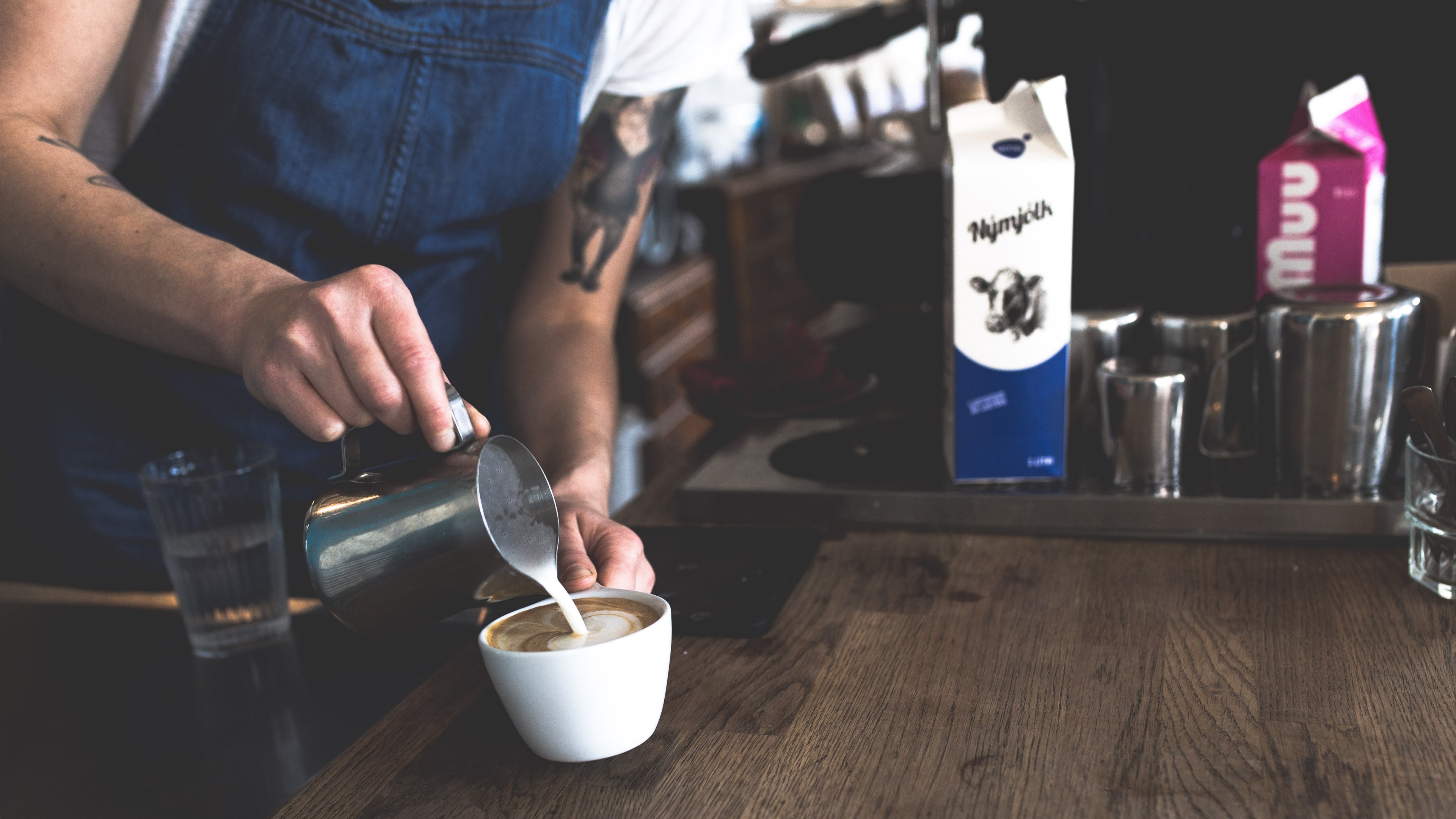 coffee milk pour and latte 4k, HD Wallpaper