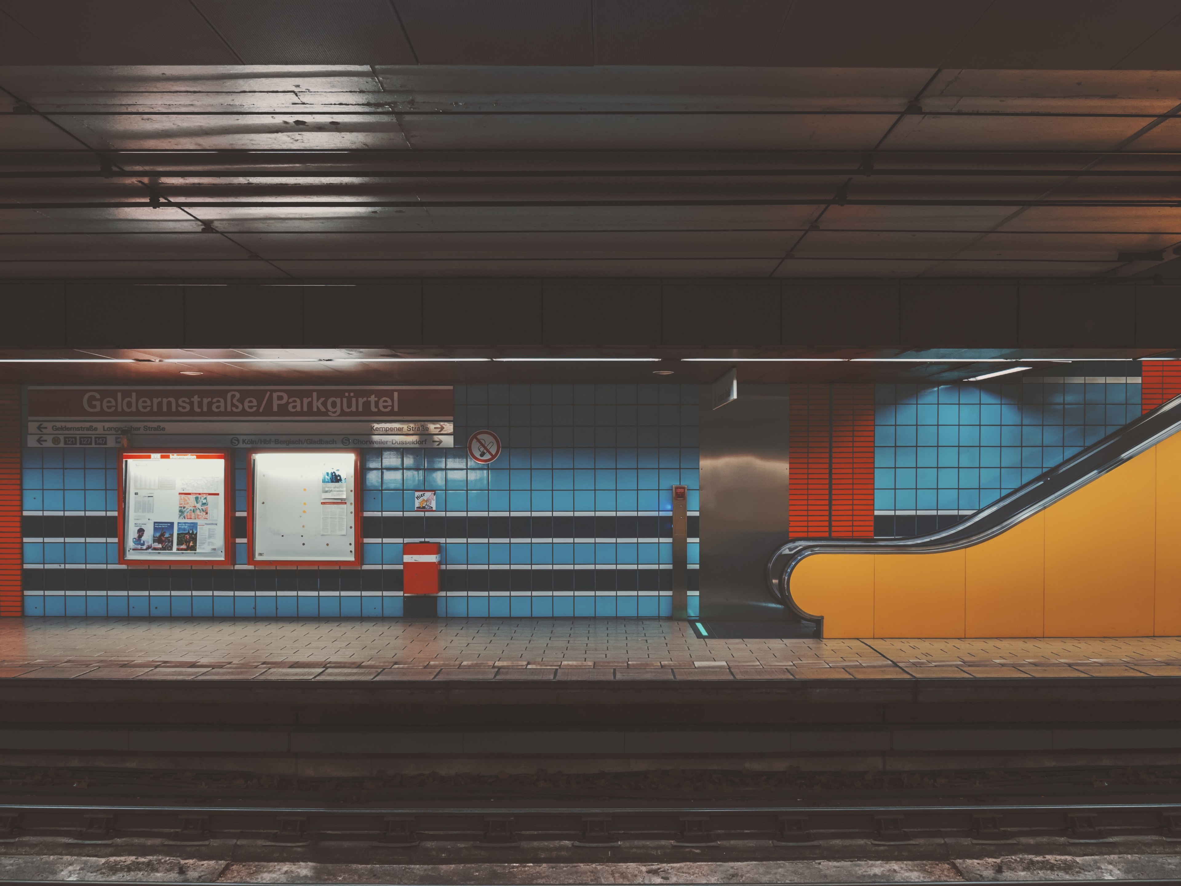 an empty subway platform in cologne, empty subway platform 4k, HD Wallpaper