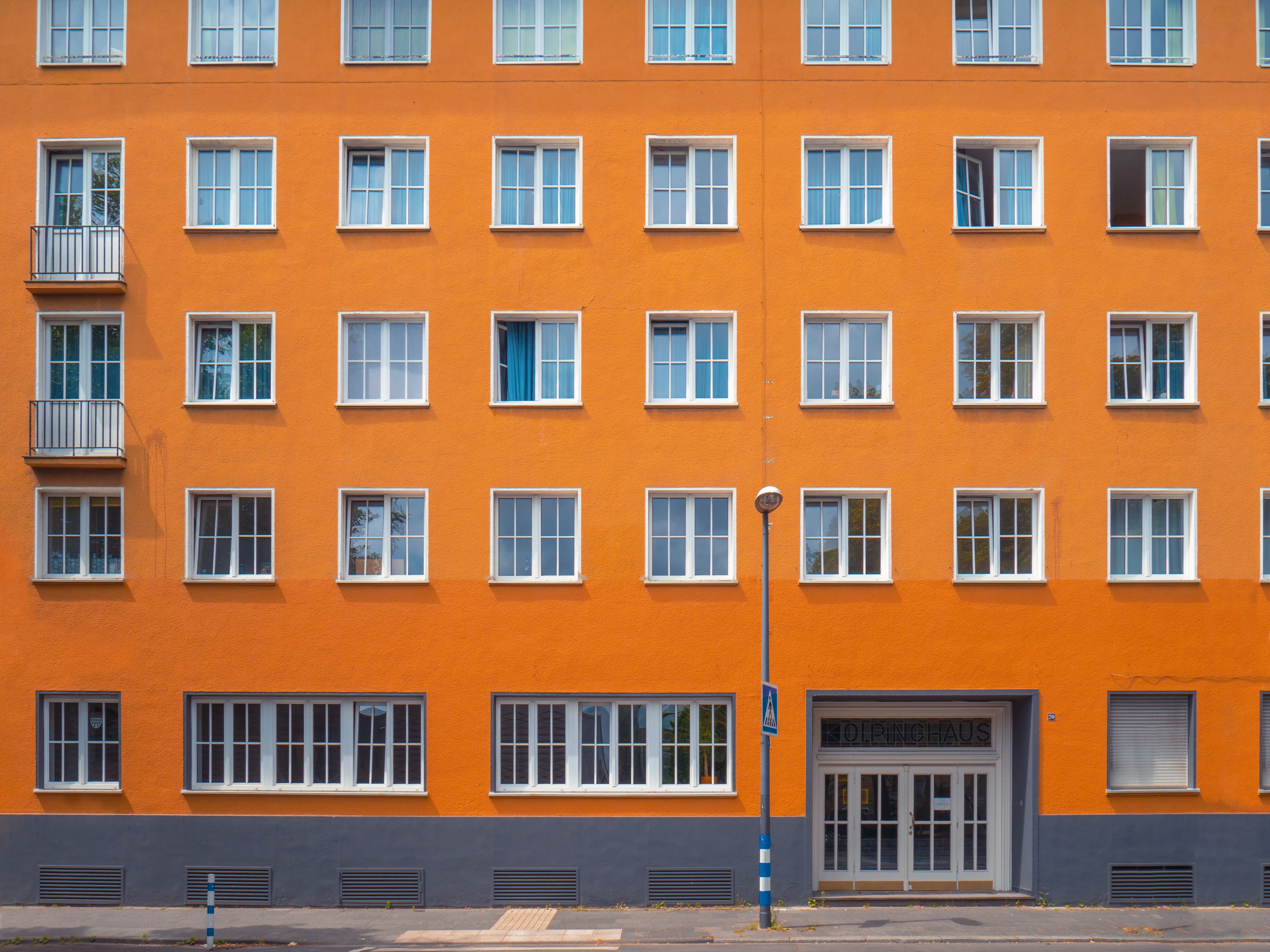 street view of orange building in cologne with white doors and windows, orange building in cologne 4k, HD Wallpaper