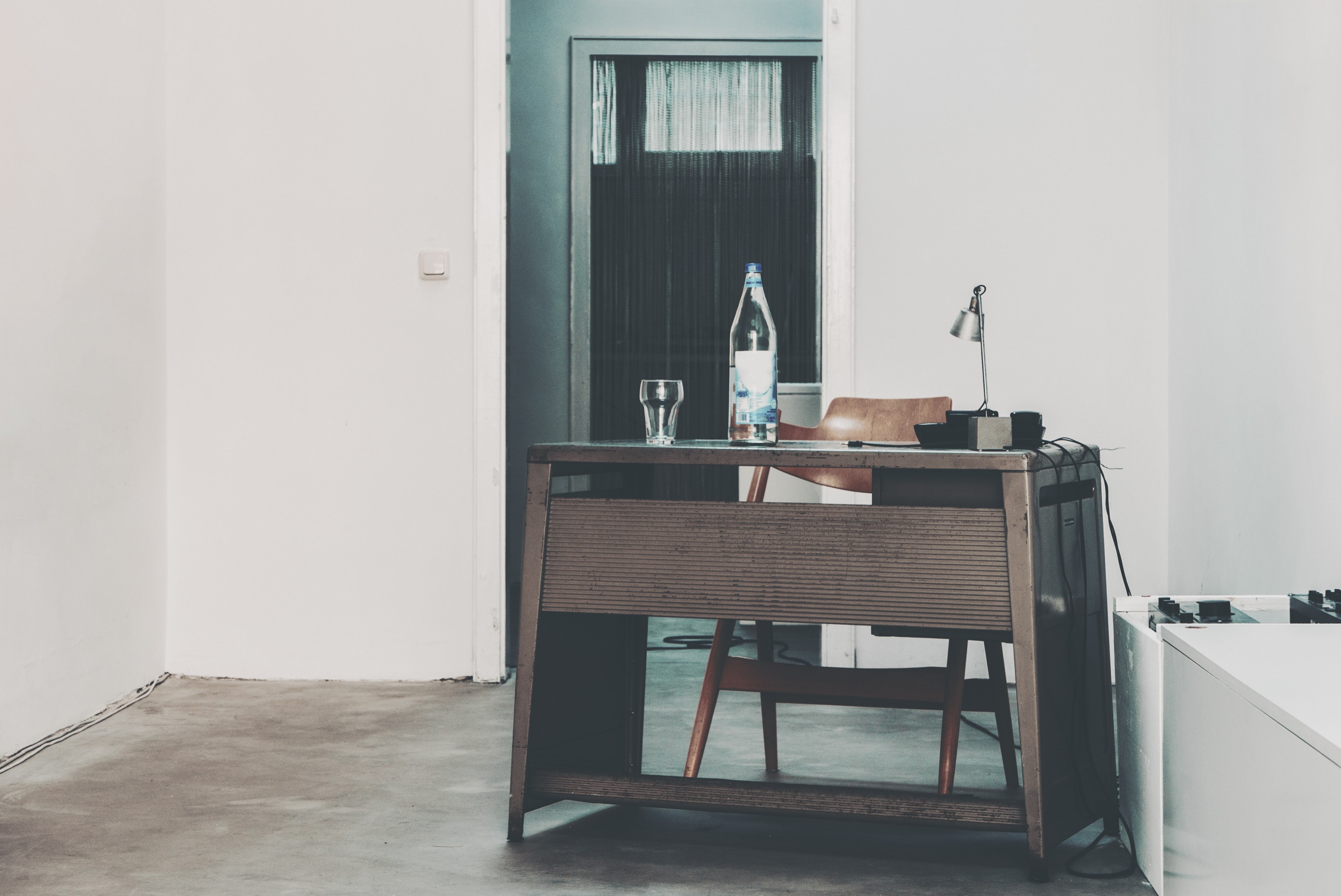 a desk with water glasses and a lamp in an empty white room, minimalist office 4k, HD Wallpaper