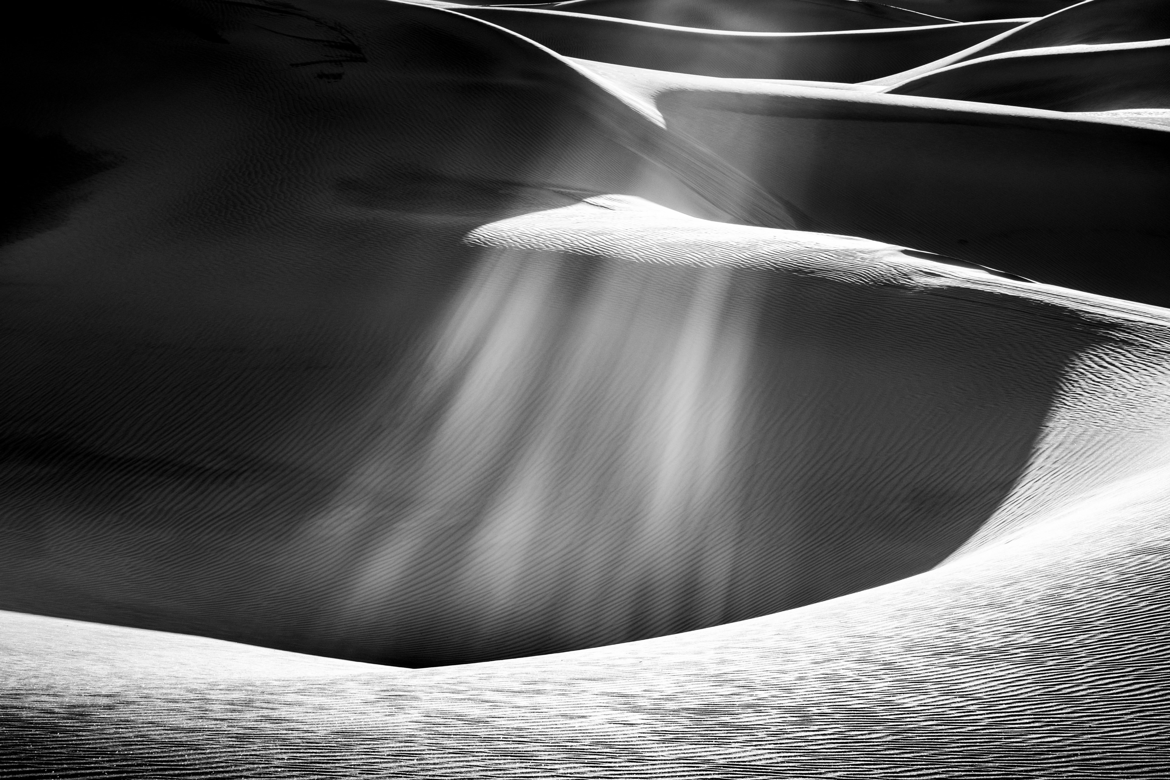 white sand dunes with a shining light hitting them from above, _first light 4k, HD Wallpaper