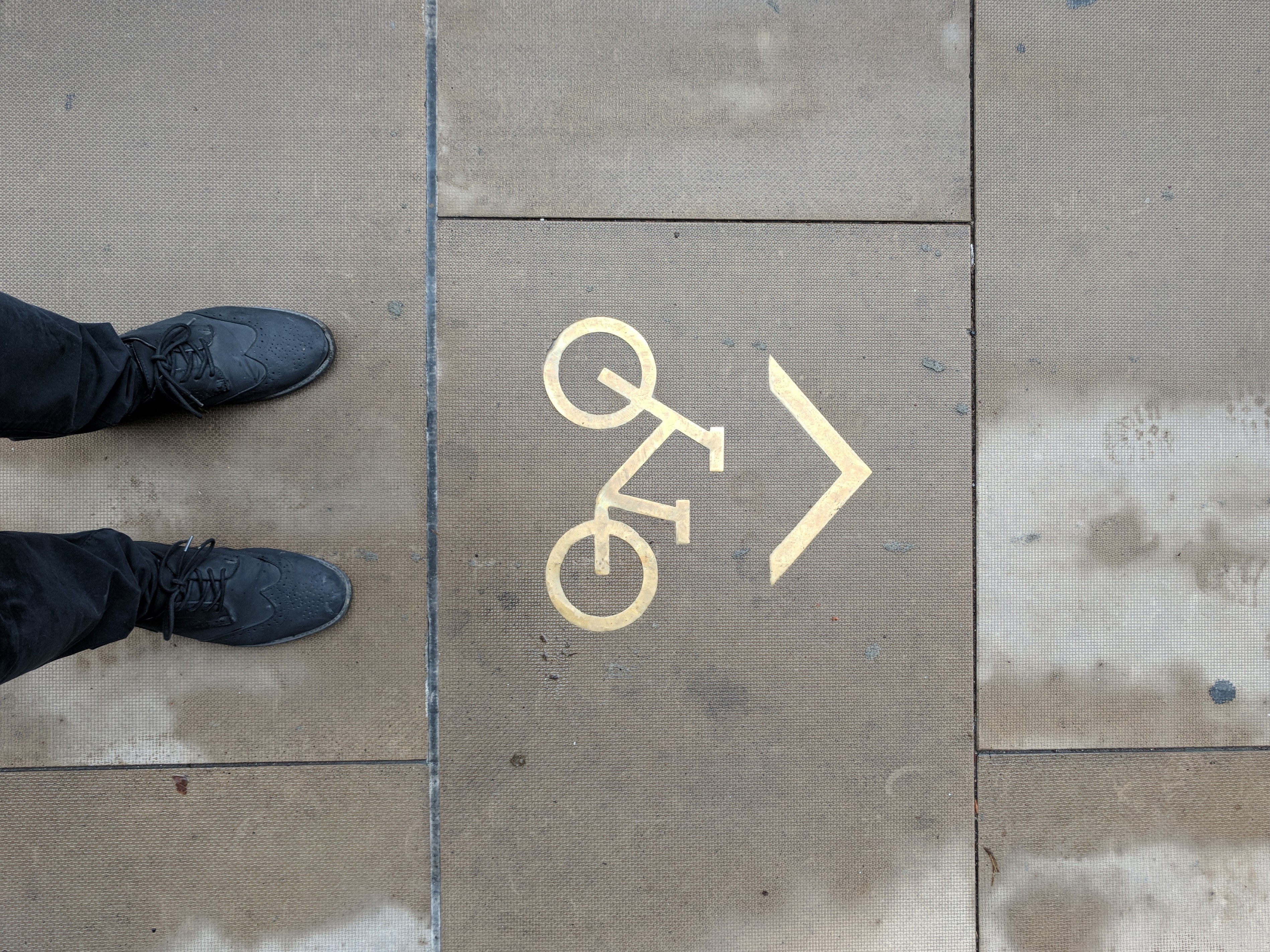 pavement sidewalk arrow and bike 4k, HD Wallpaper