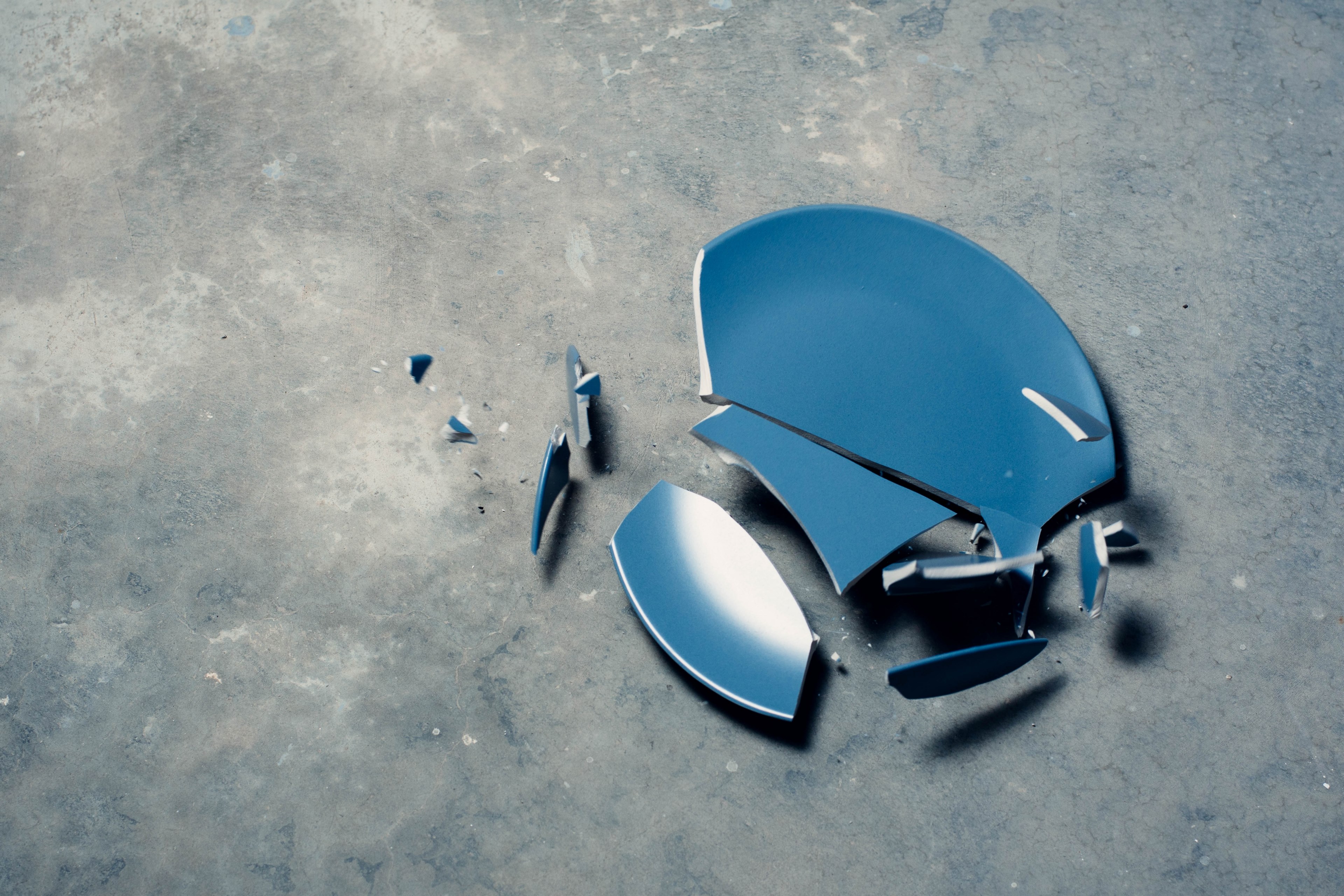 plate blue smashed and floor 4k, HD Wallpaper