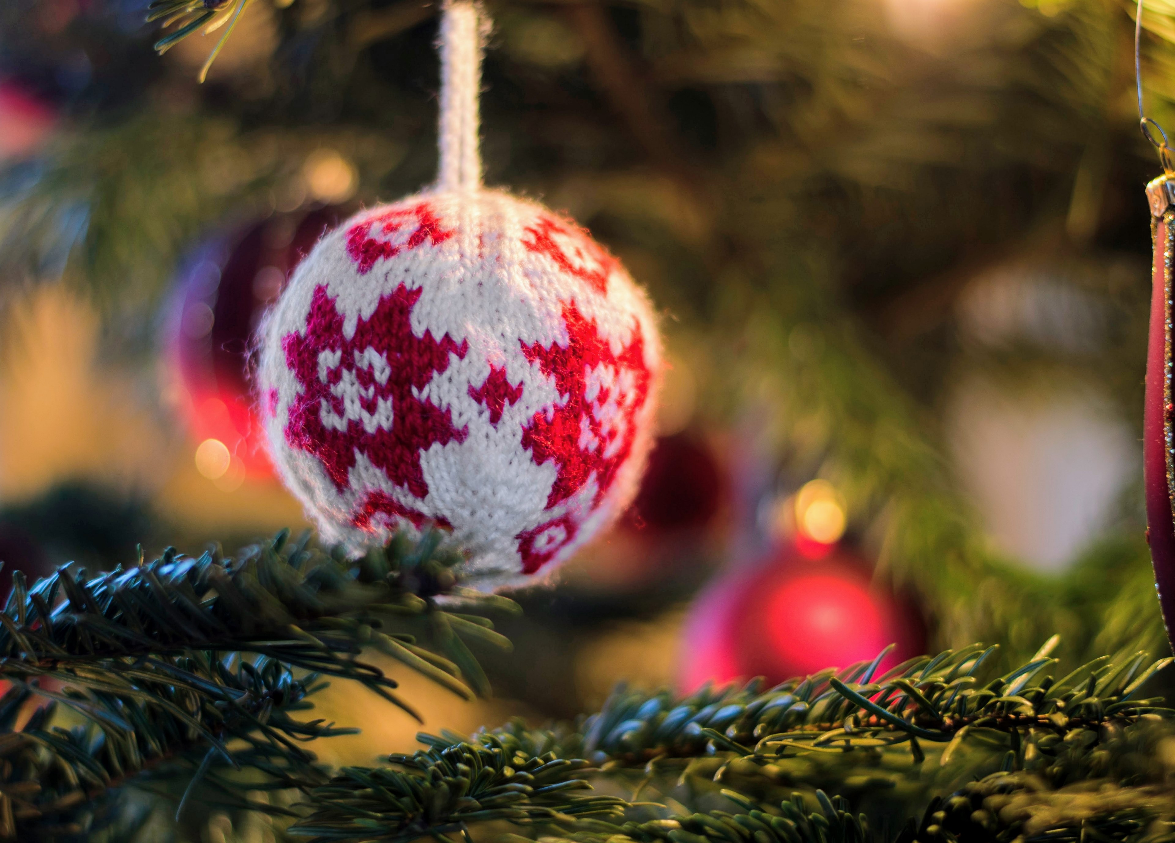 knitted christmas ball knitted ball christmas decoration and christmas ornament 4k, HD Wallpaper