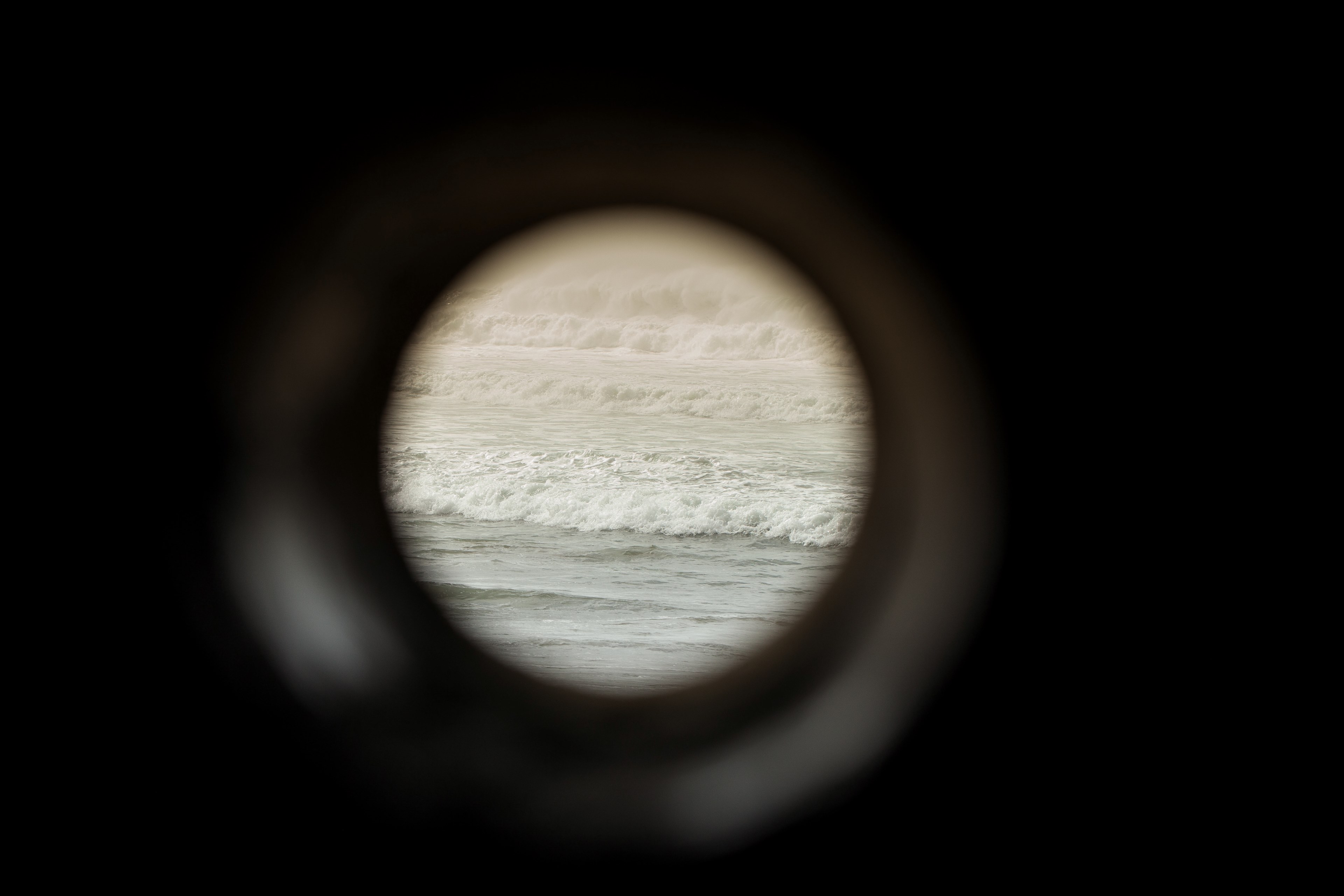 peek peep hole hole and ocean 4k, HD Wallpaper