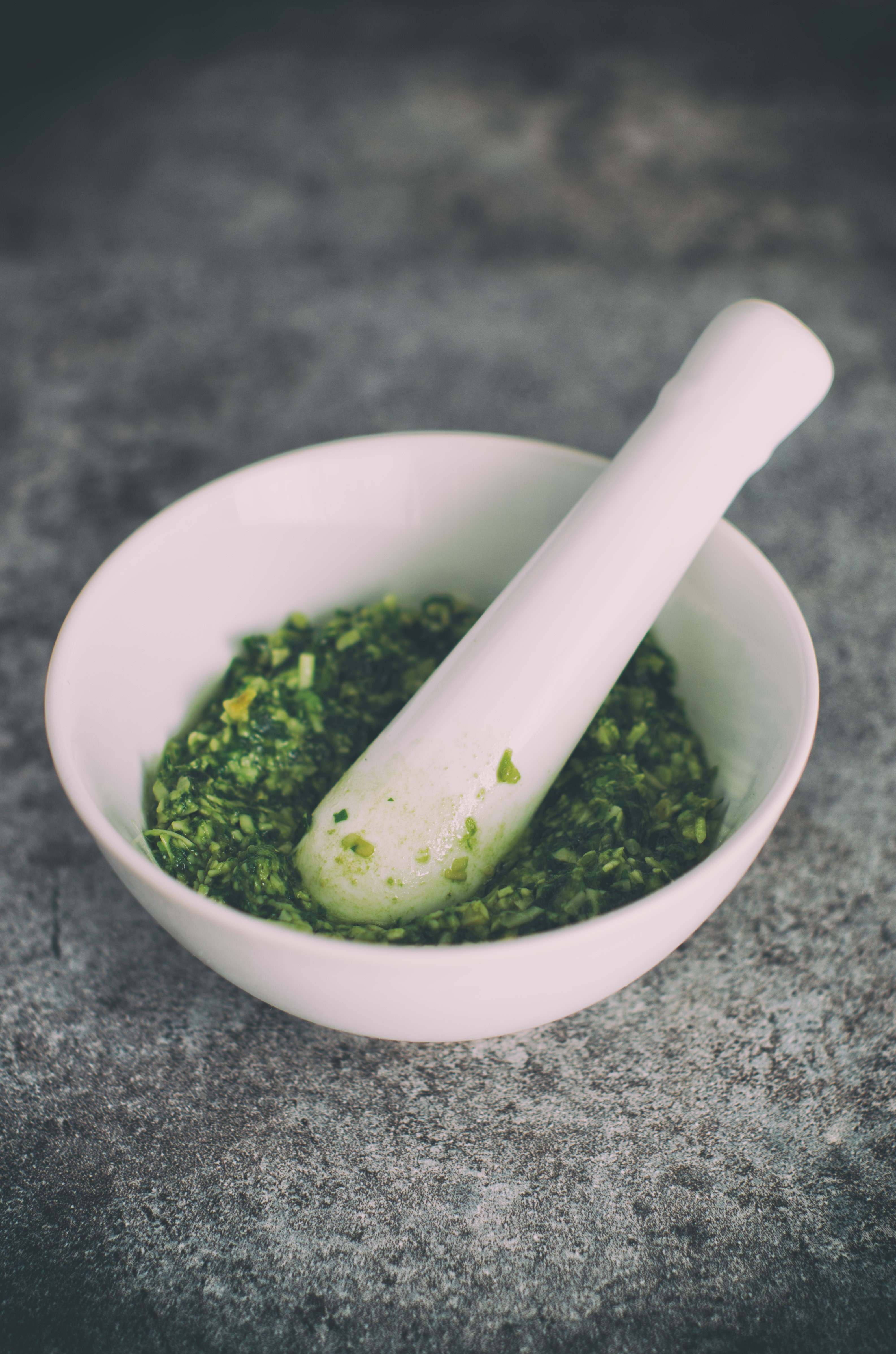 making pesto with a mortar and pestle, homemade pest 4k, Phone HD Wallpaper