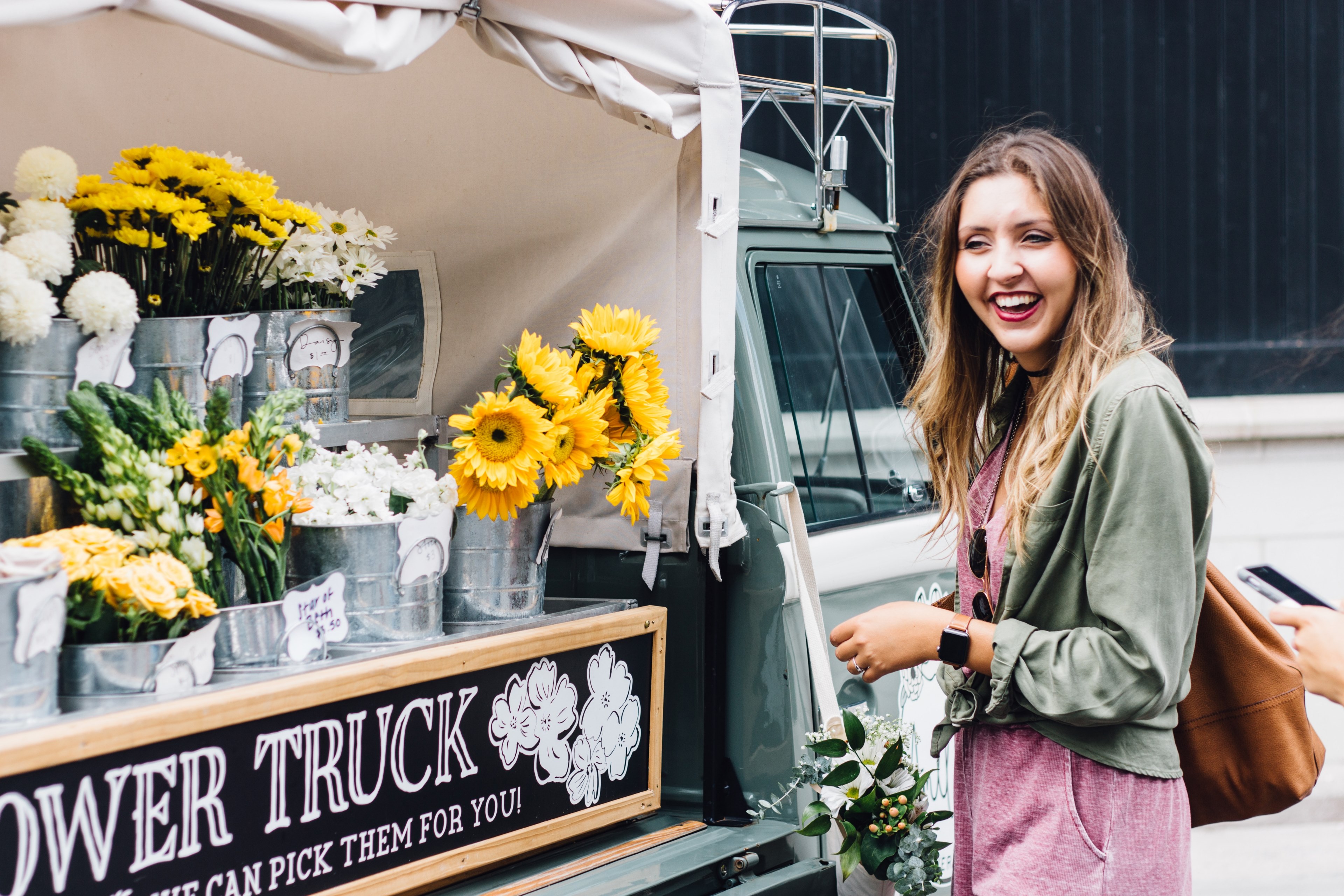 flower truck market stall customer and flower 4k, HD Wallpaper