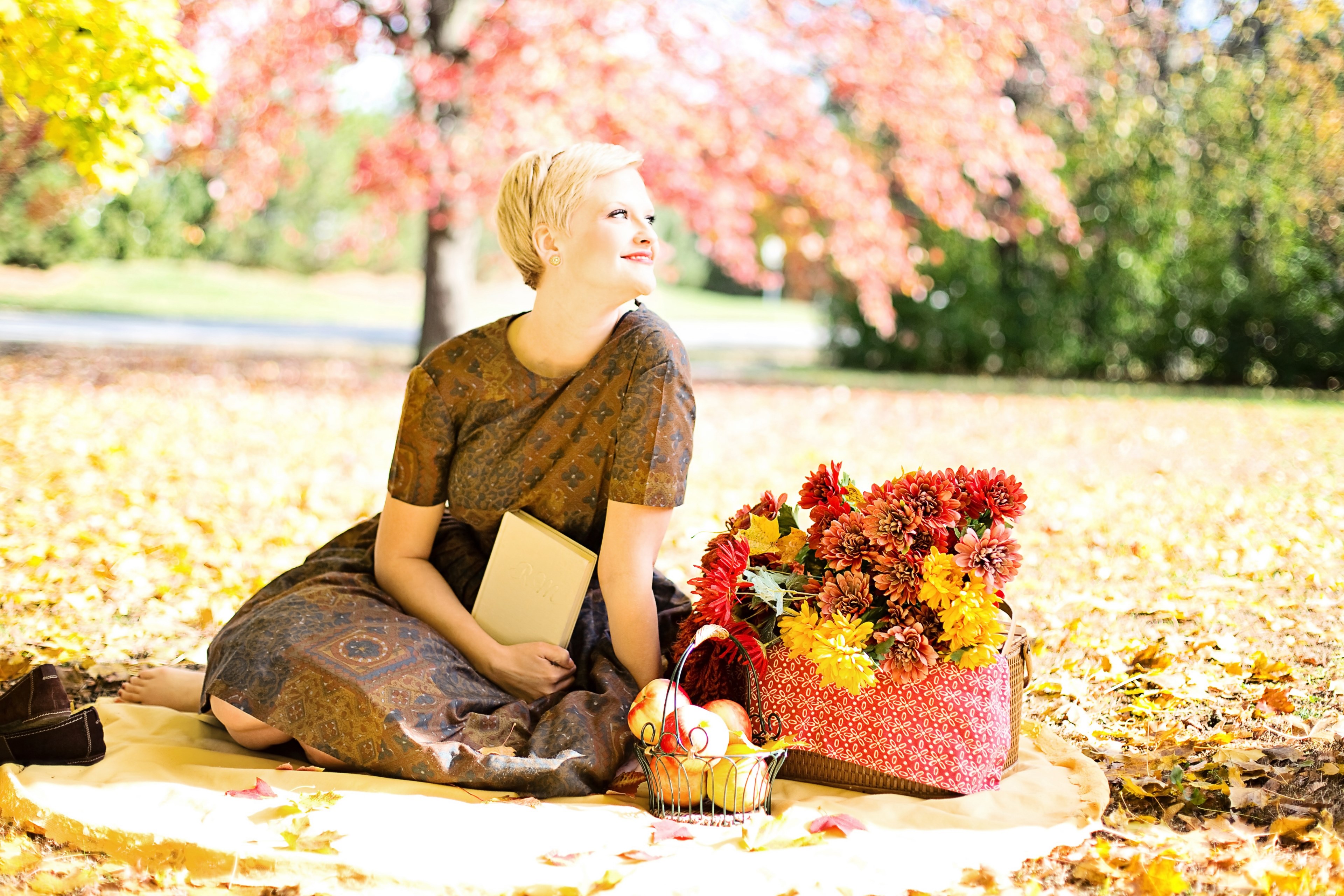 young woman fall autumn vintage pretty reading 4k, HD Wallpaper