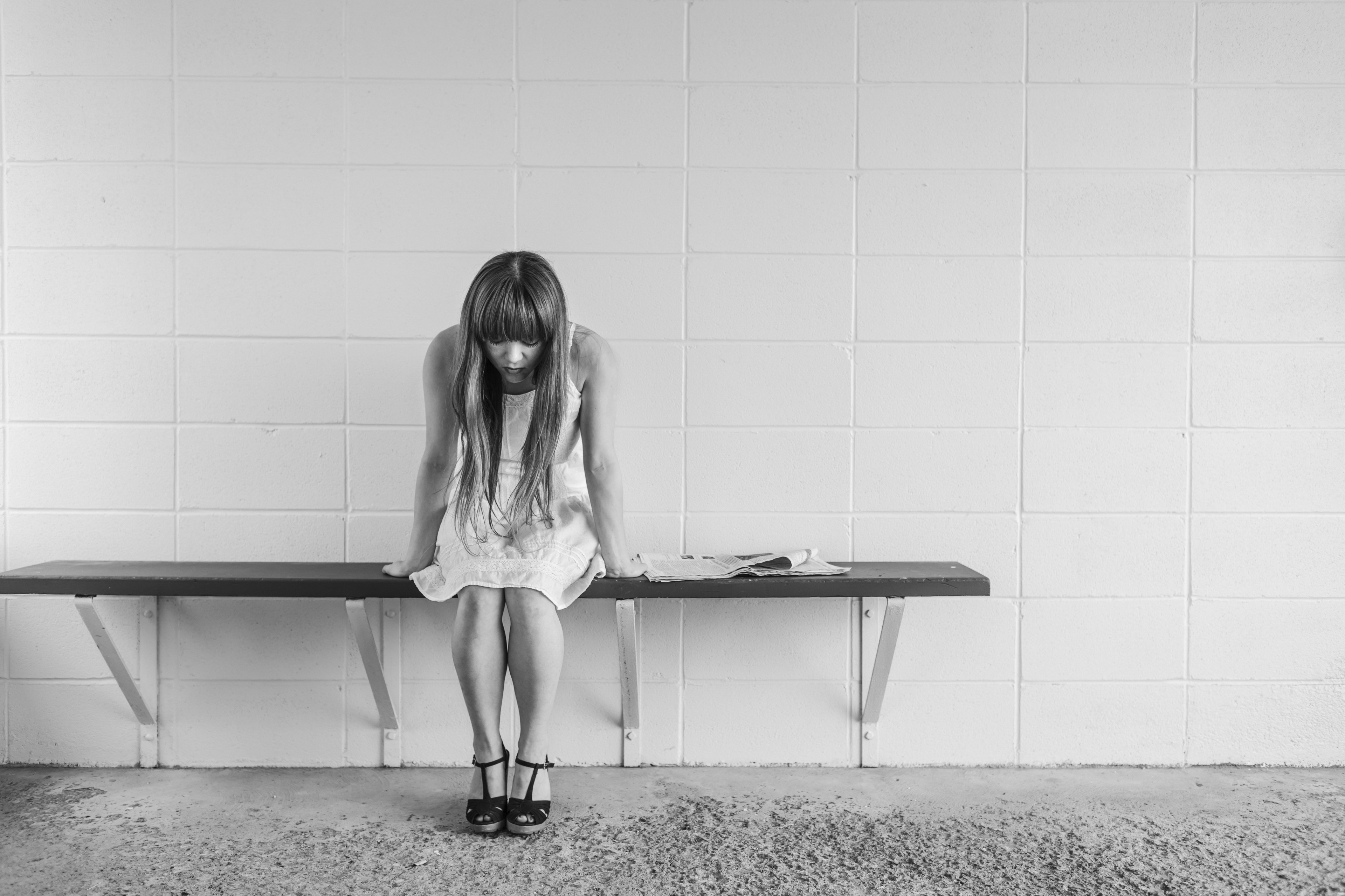 worried girl woman waiting sitting thinking worry 4k, HD Wallpaper