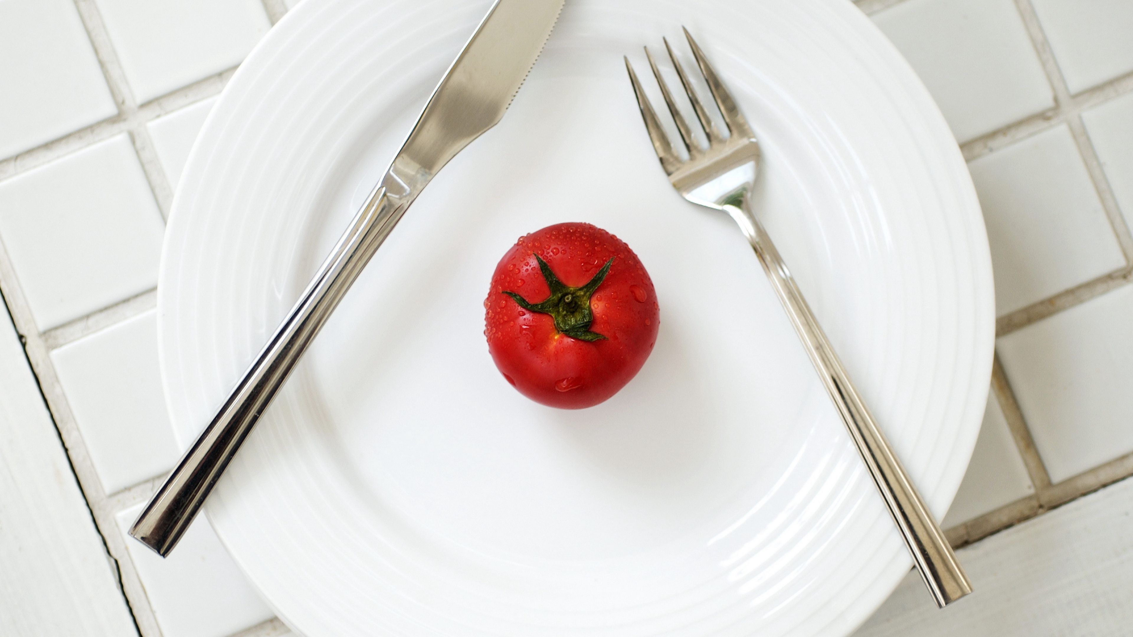 tomato, drops, plate, knife, fork, minimalism, 4k, HD Wallpaper