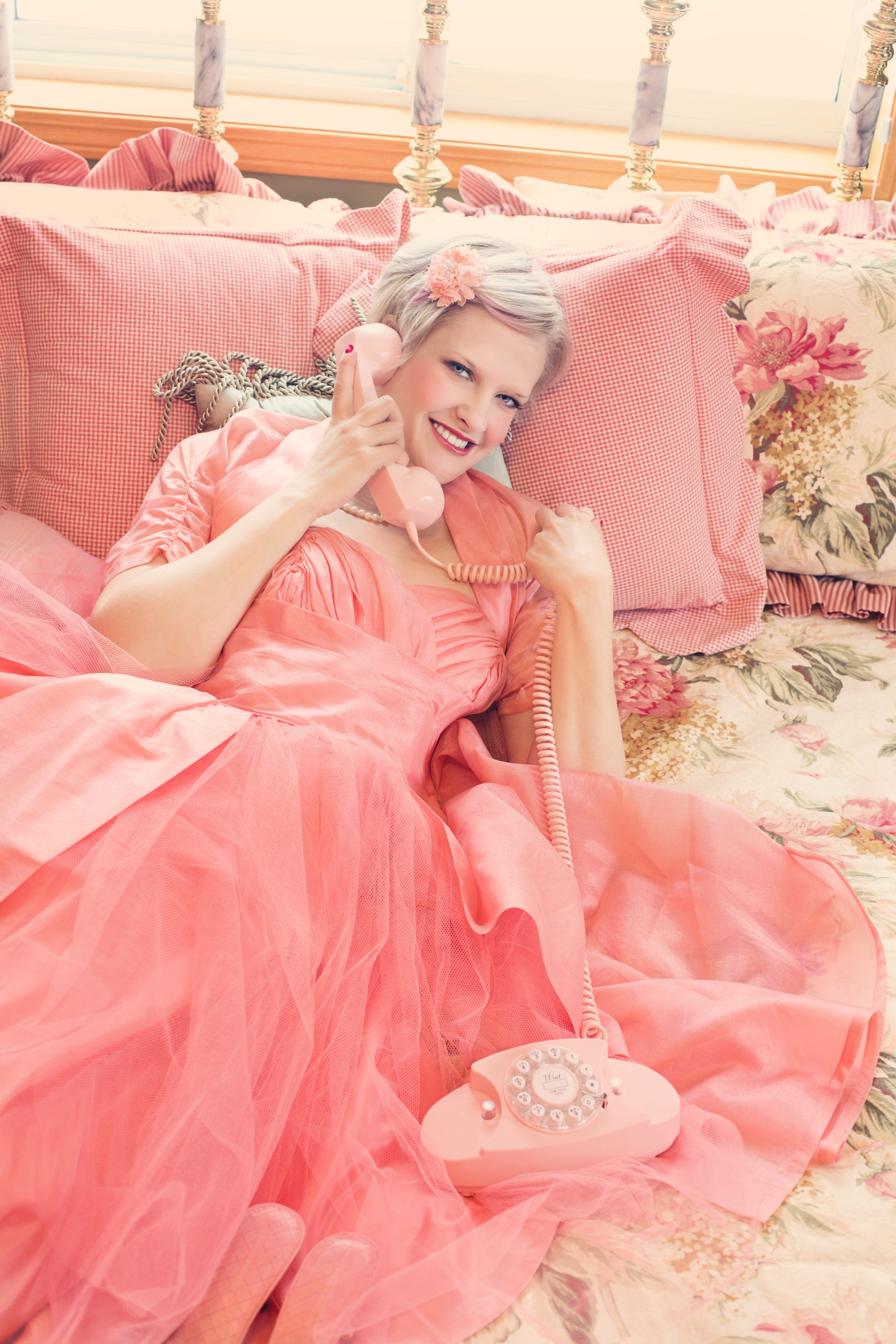 vintage pink on the phone pretty young woman 4k, Phone HD Wallpaper