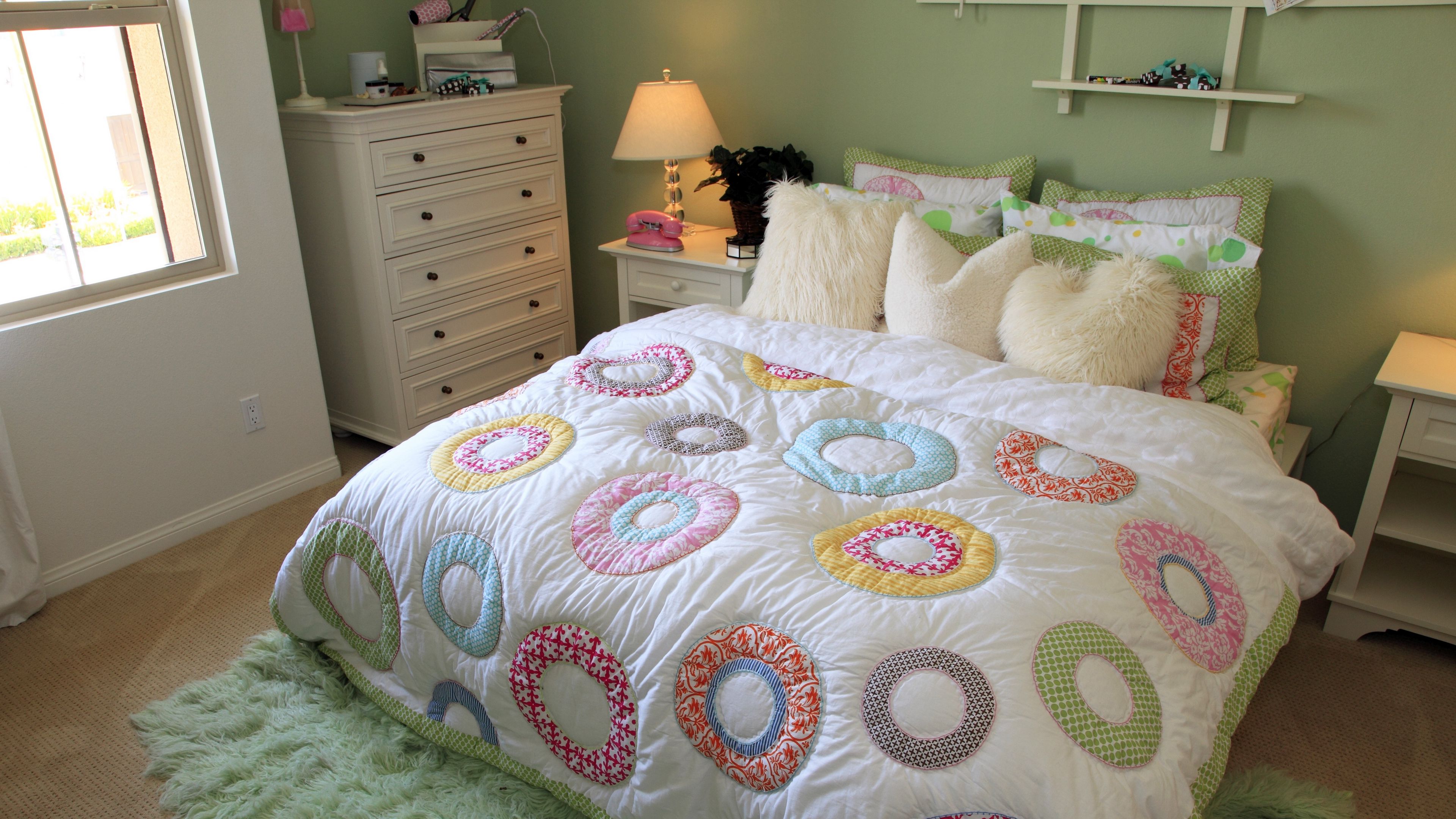 room, comfort, carpet, bedding, pillows, lamp, dresser, 4k, HD Wallpaper