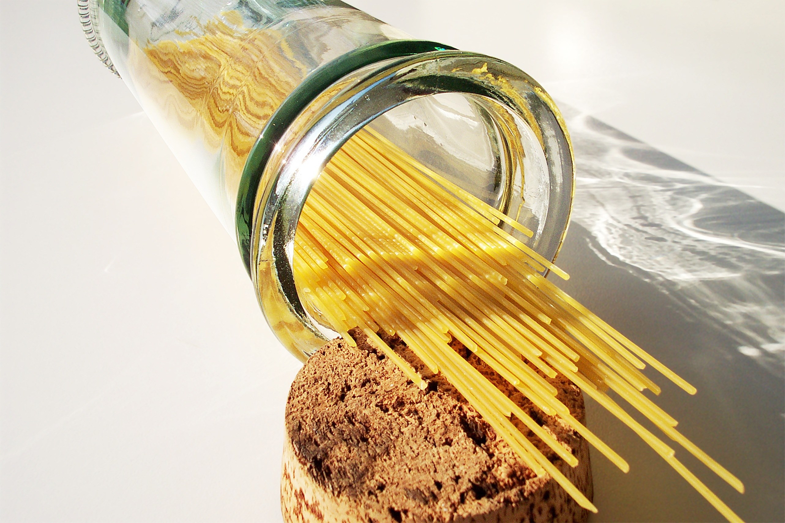 spaghetti noodles pasta glass food ingredient raw 4k, HD Wallpaper