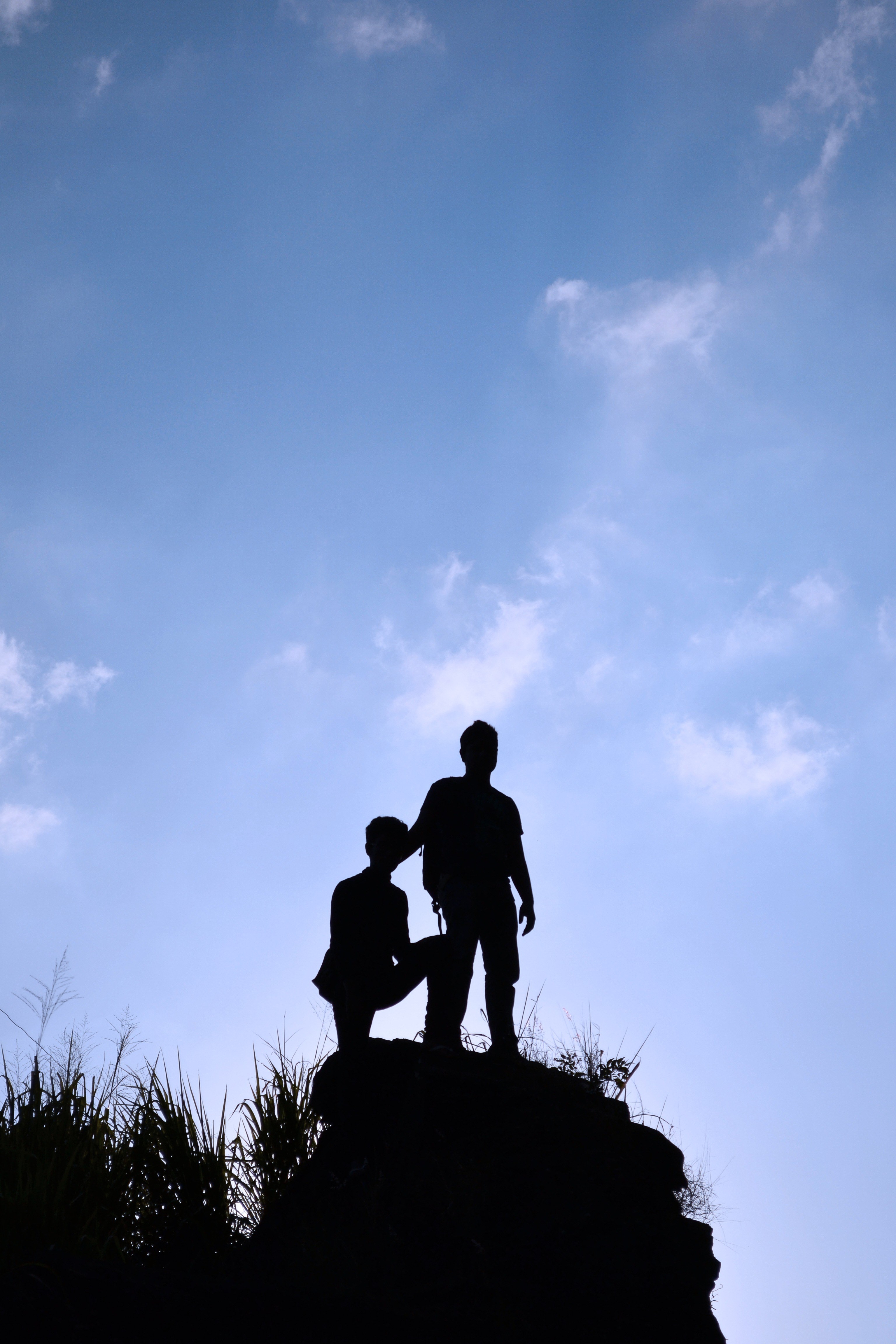 silhouette boys sky tall rock people blue sky 4k, Phone HD Wallpaper