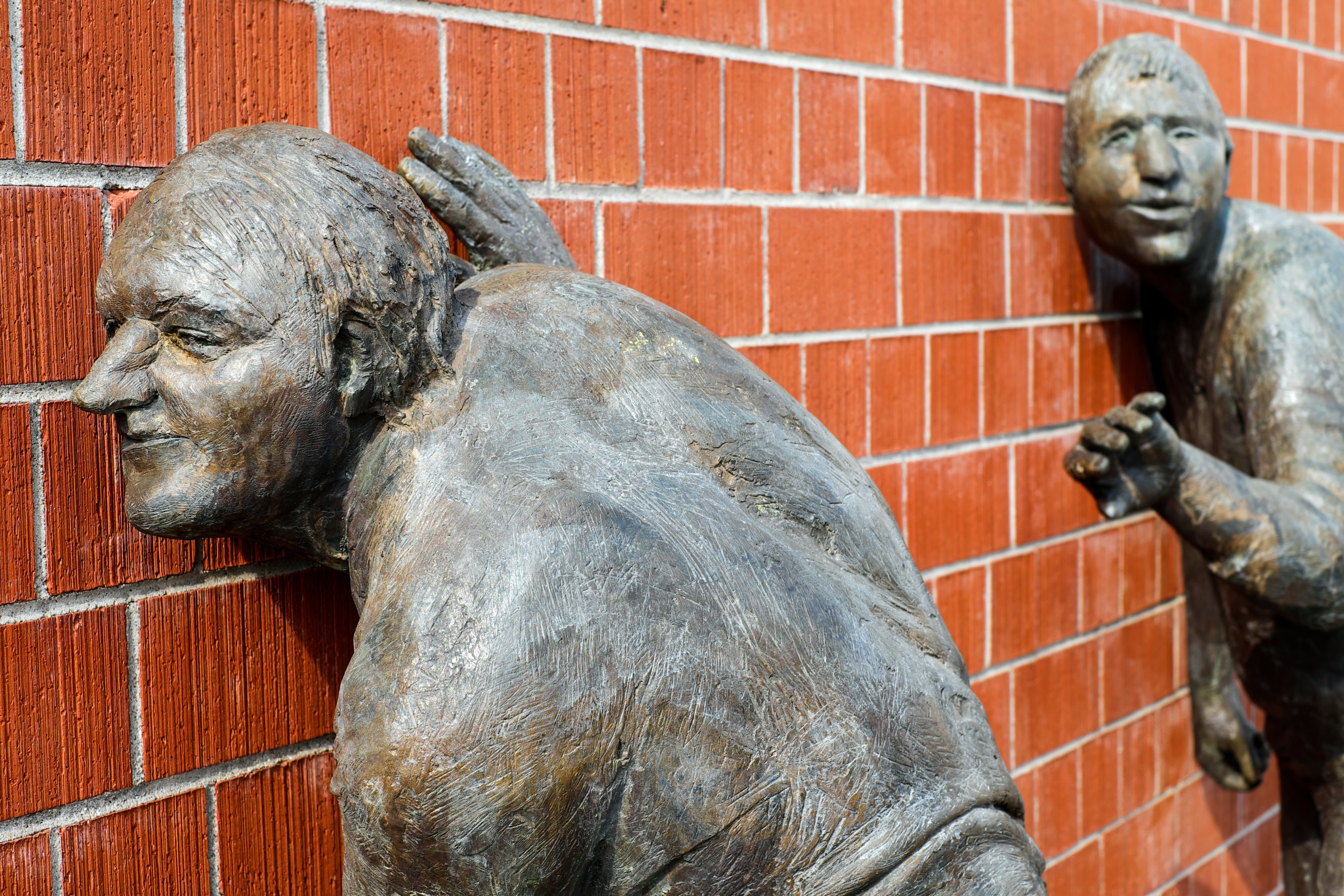 sculpture bronze the listening listen to to listen 4k, HD Wallpaper