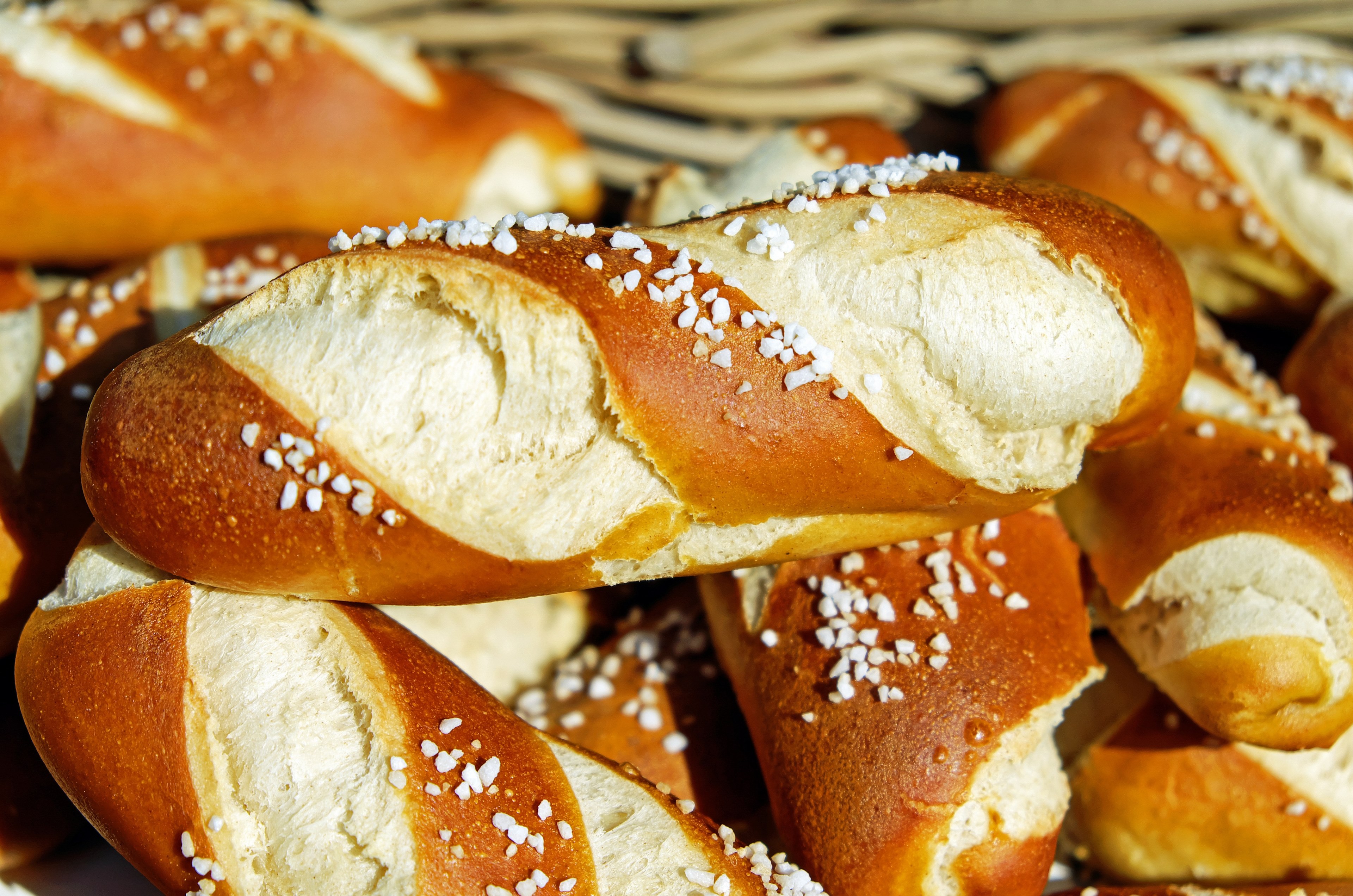 pretzels fritters baked goods food bavarian 4k, HD Wallpaper
