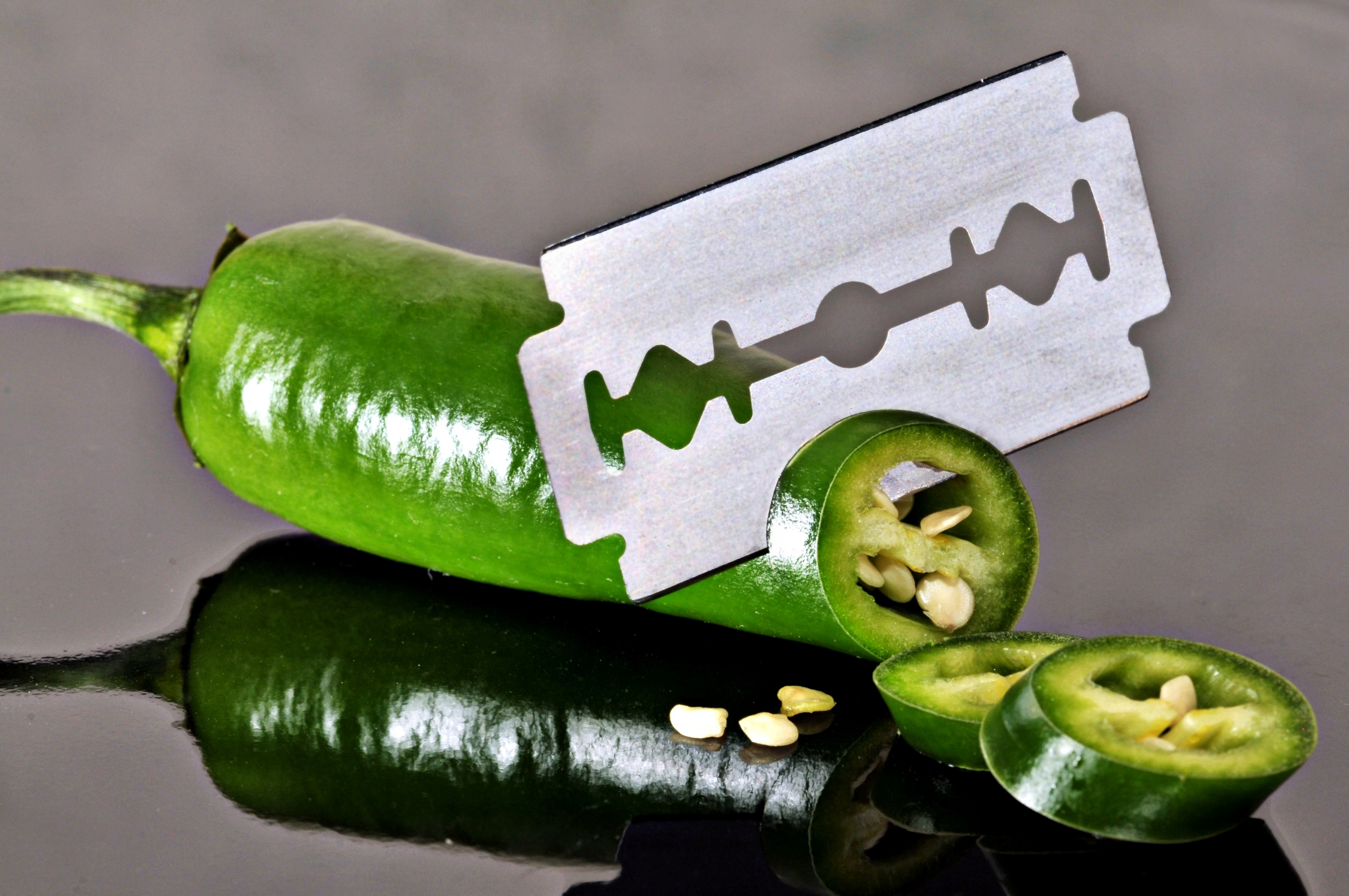 pepperoni green sharp cut knife razor blade 4k, HD Wallpaper