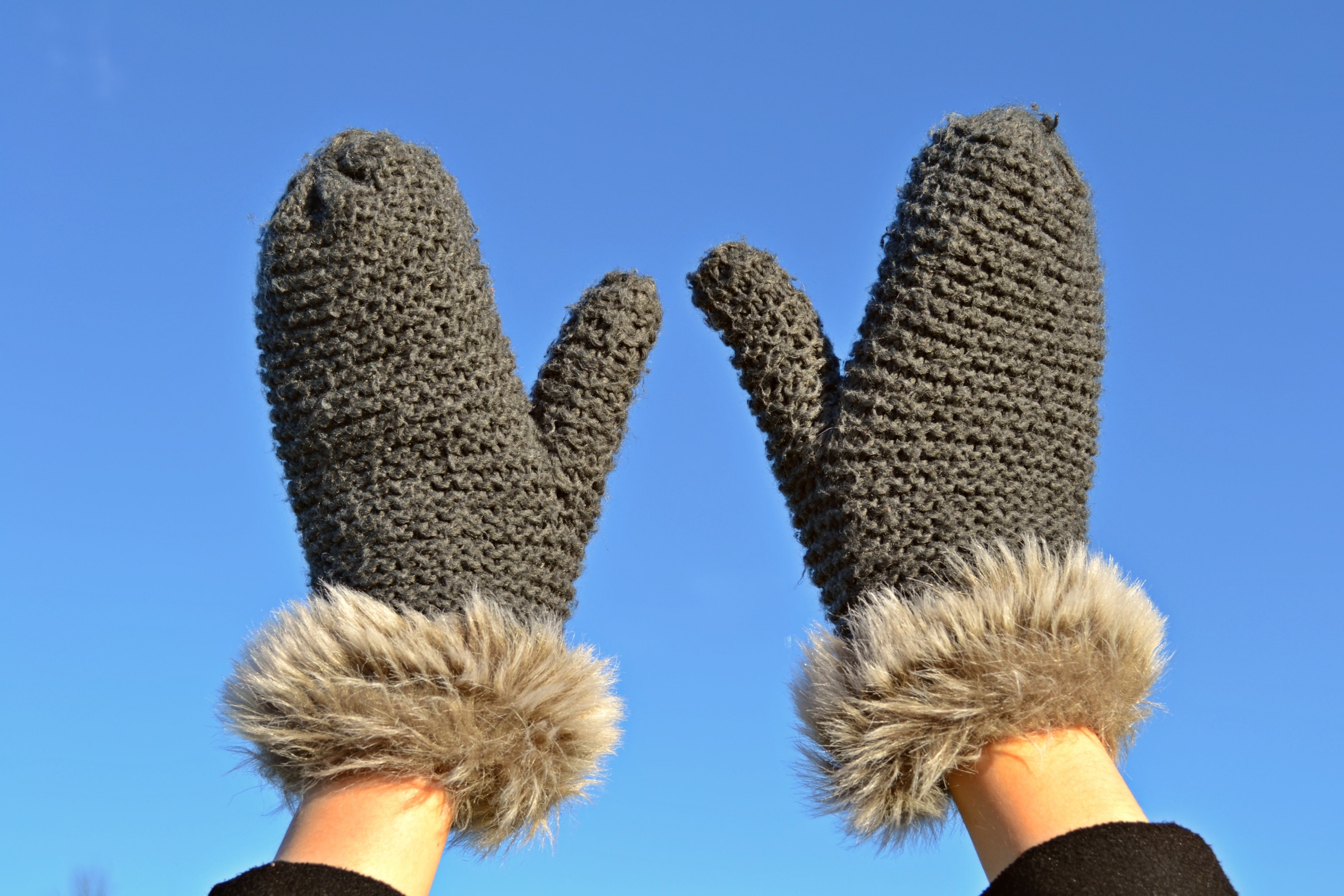 mittens gloves knitted pels blue sky winter 4k, HD Wallpaper