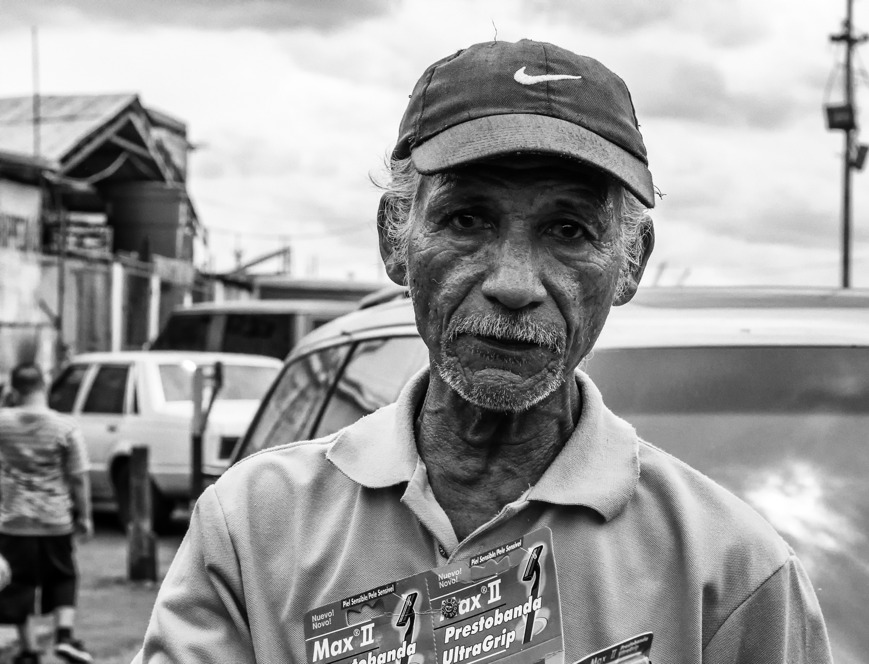 man selling razors black and white older outside 4k, HD Wallpaper
