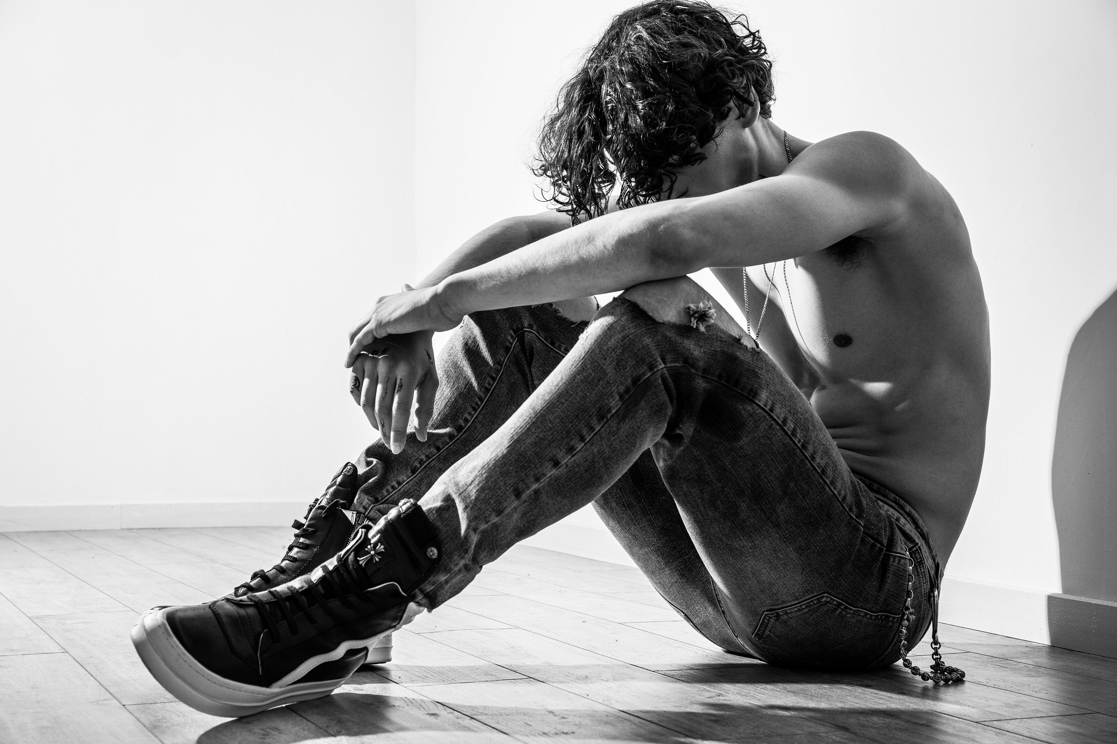 lonely portrait advertisement black and white male 4k, HD Wallpaper