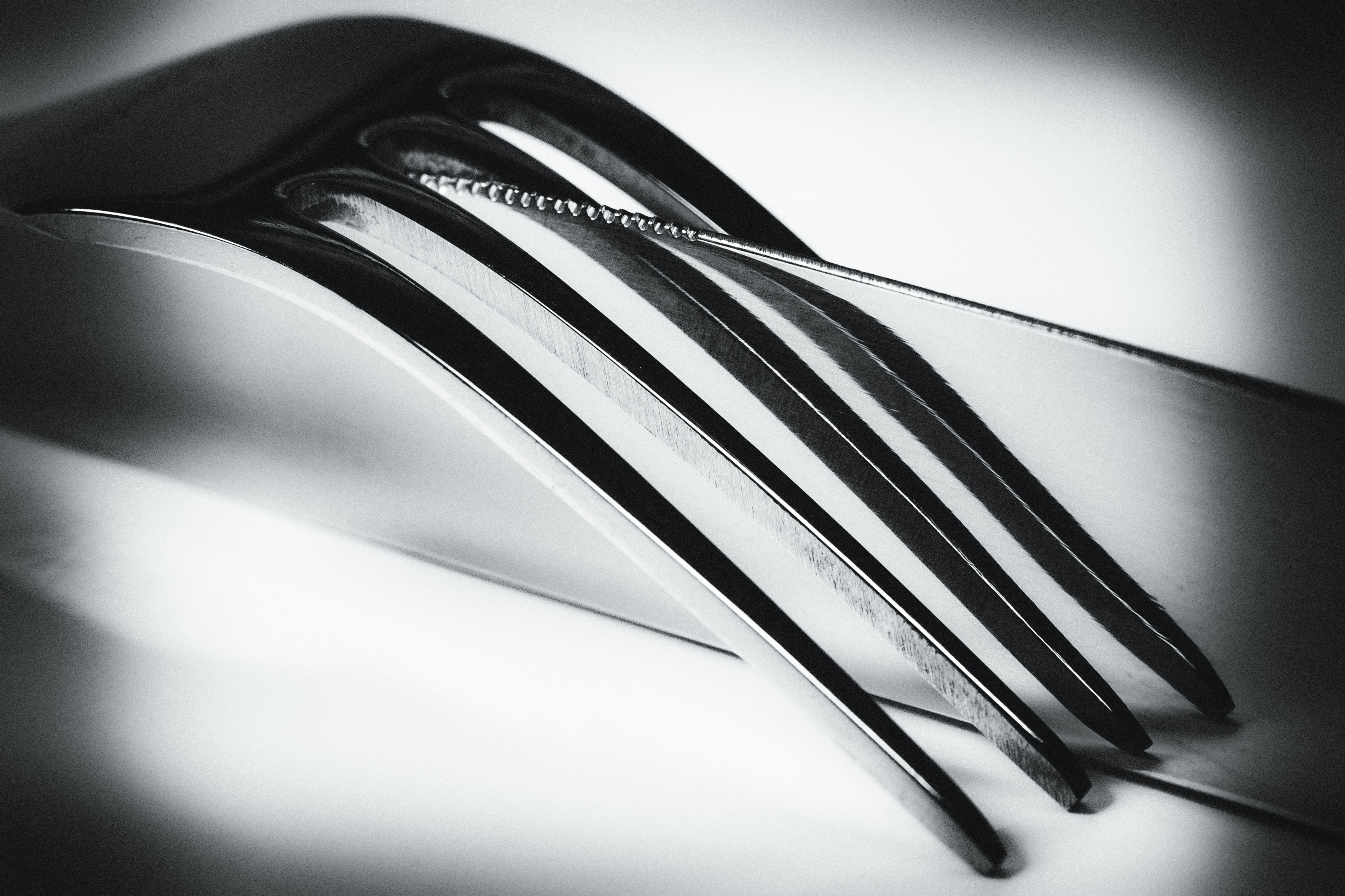 knife fork mirroring black white art 4k, HD Wallpaper